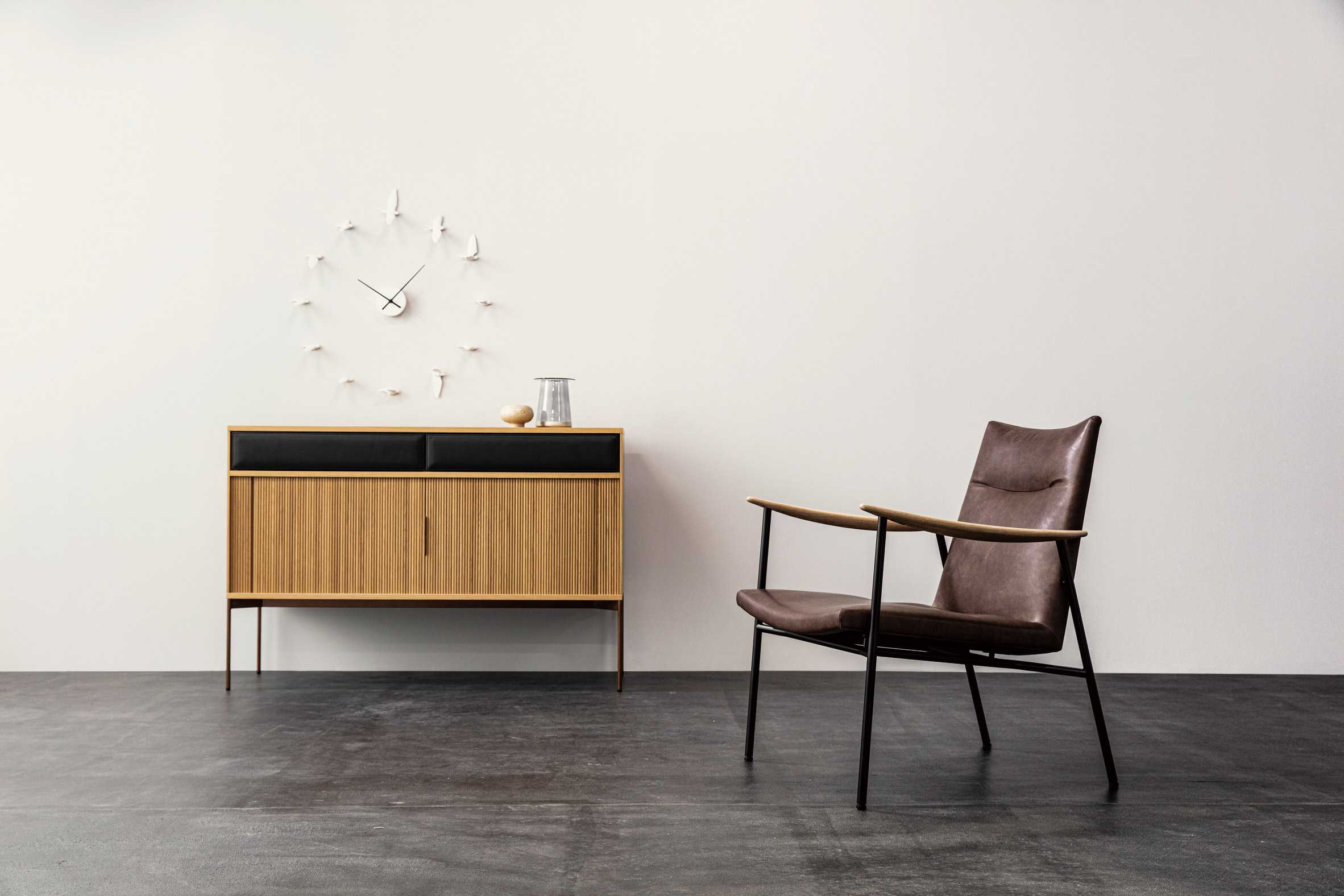 日本品牌的最新家具反映了木材和皮革之间的“和谐对话”