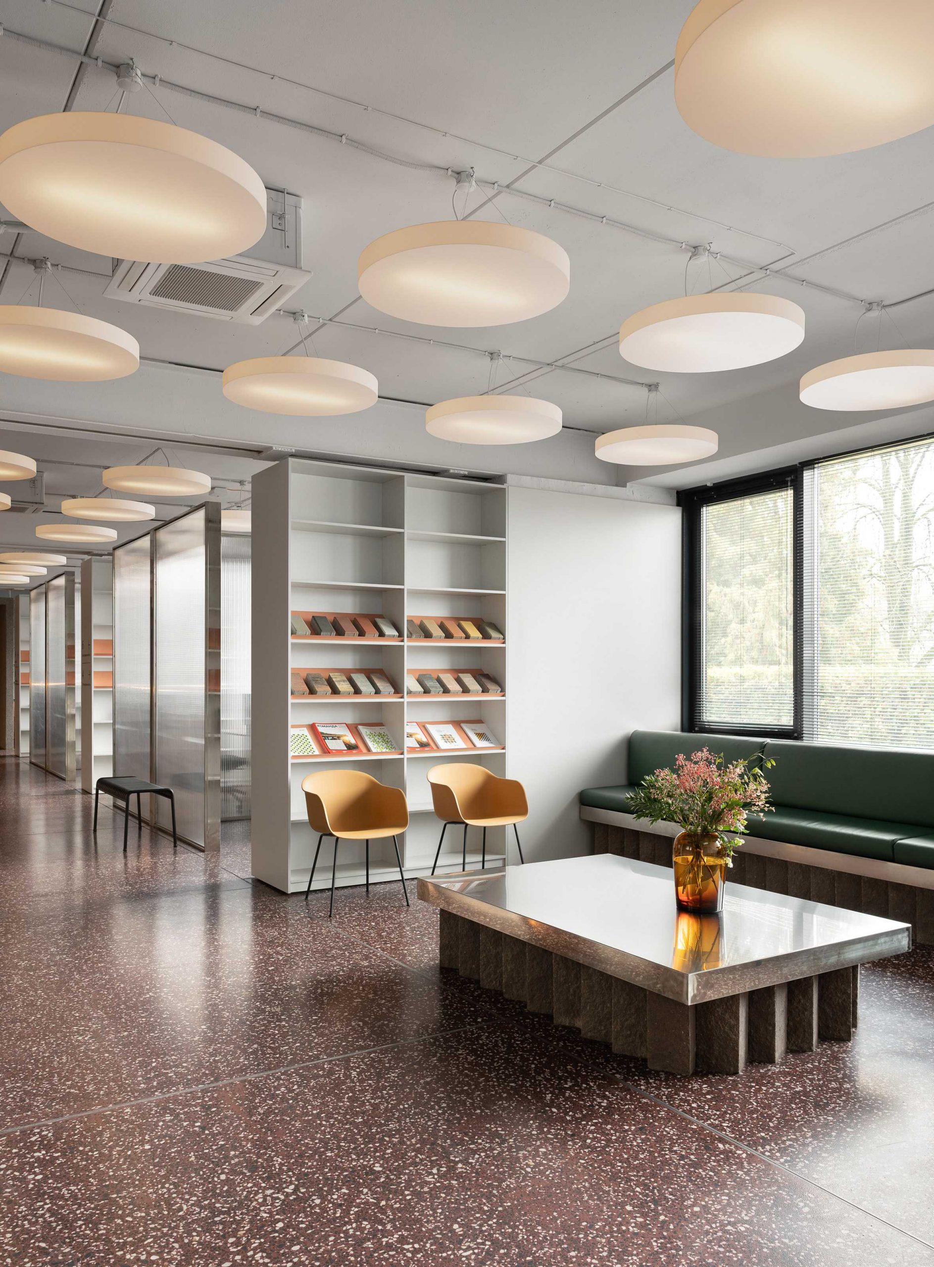 基辅的Kovalska办公室装饰有不起眼的建筑材料