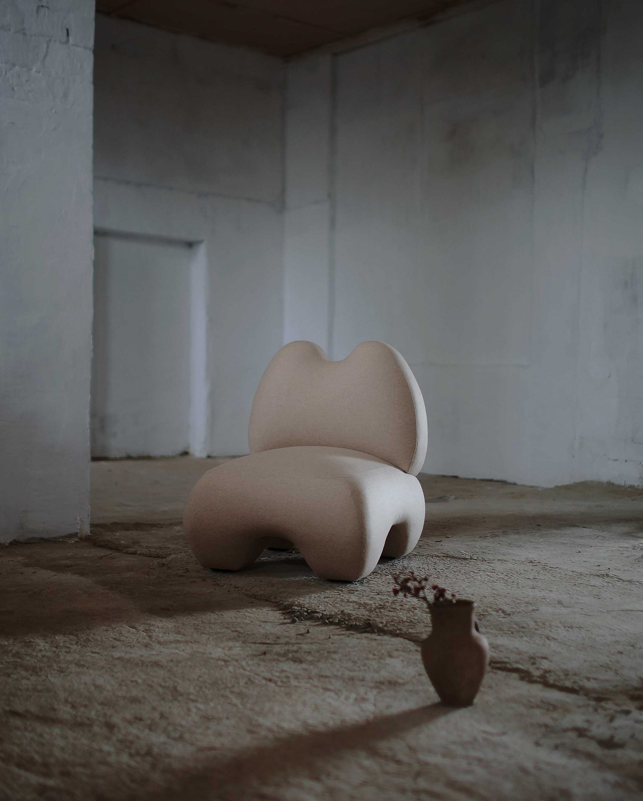 Faina的Domna扶手椅呼应古代女神雕塑的形式