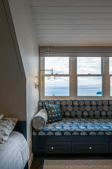 Heliotrope建筑师翻新了Orcas岛上的海滨度假胜地