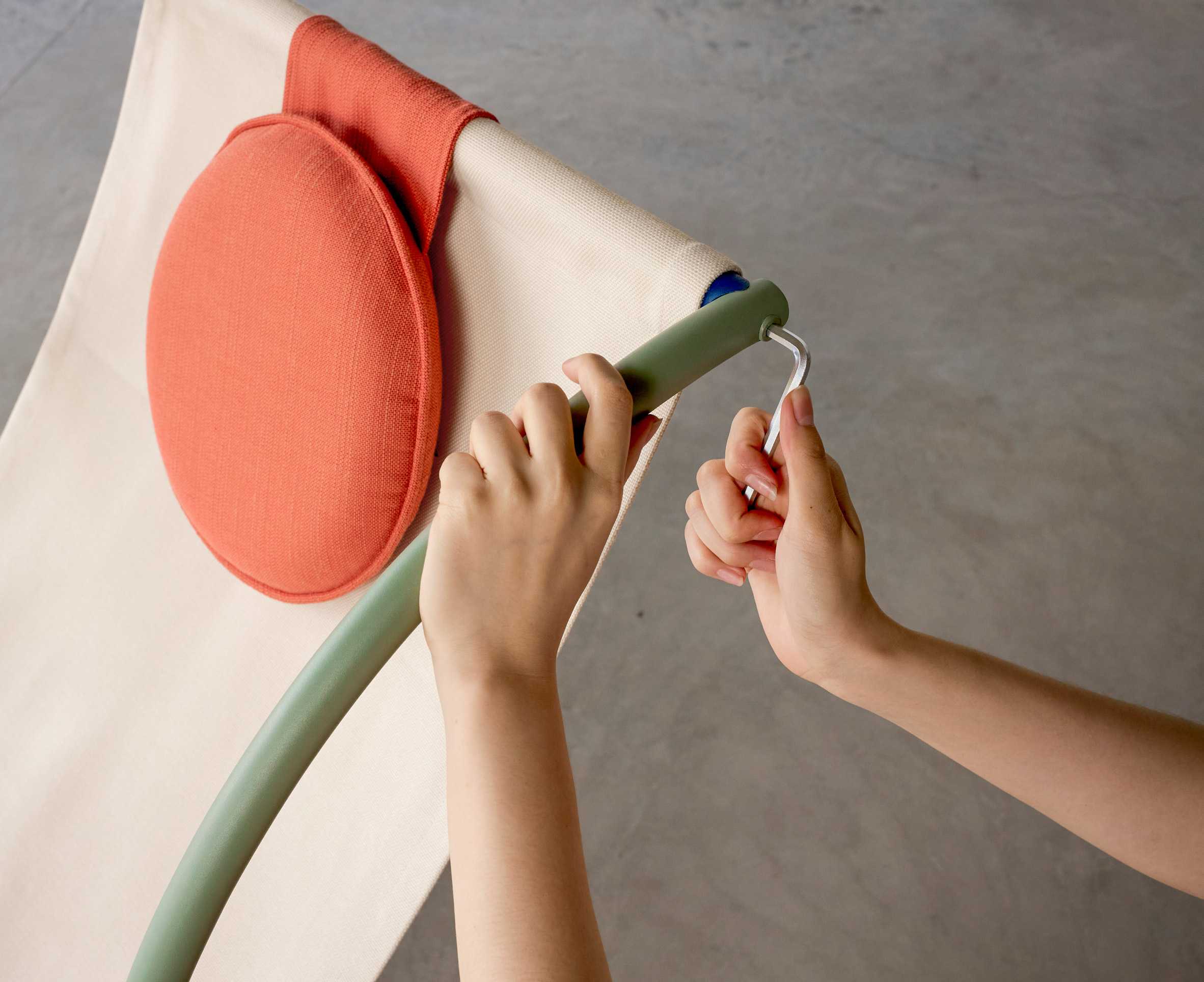 根据Ettore Sottsass的孟菲斯运动设计模块化的Ebba椅子