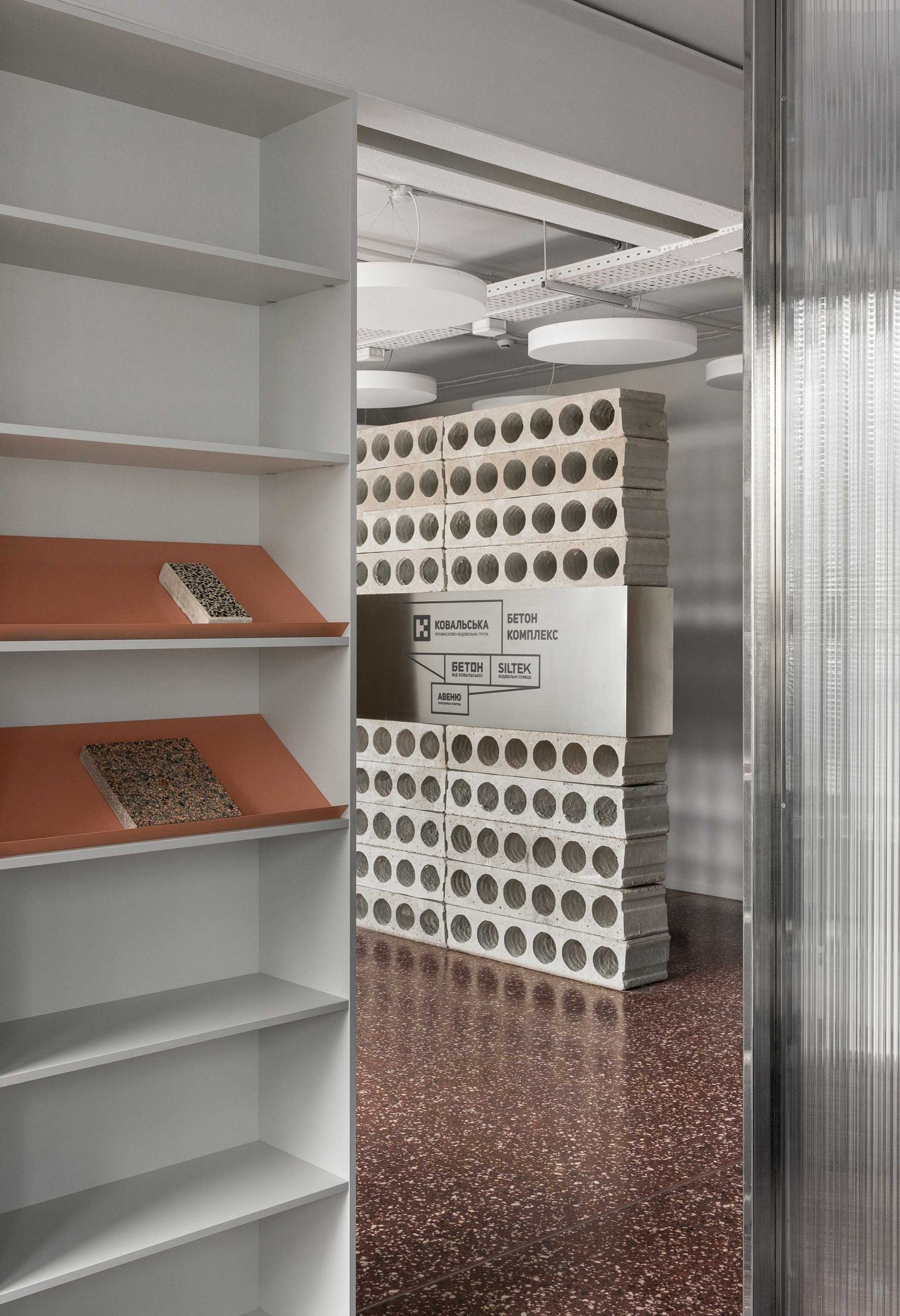 基辅的Kovalska办公室装饰有不起眼的建筑材料