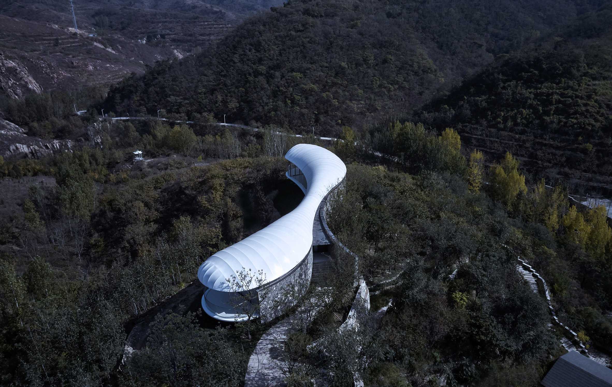 盘旋九女峰山上的“浮云”可欣赏泰山的全景