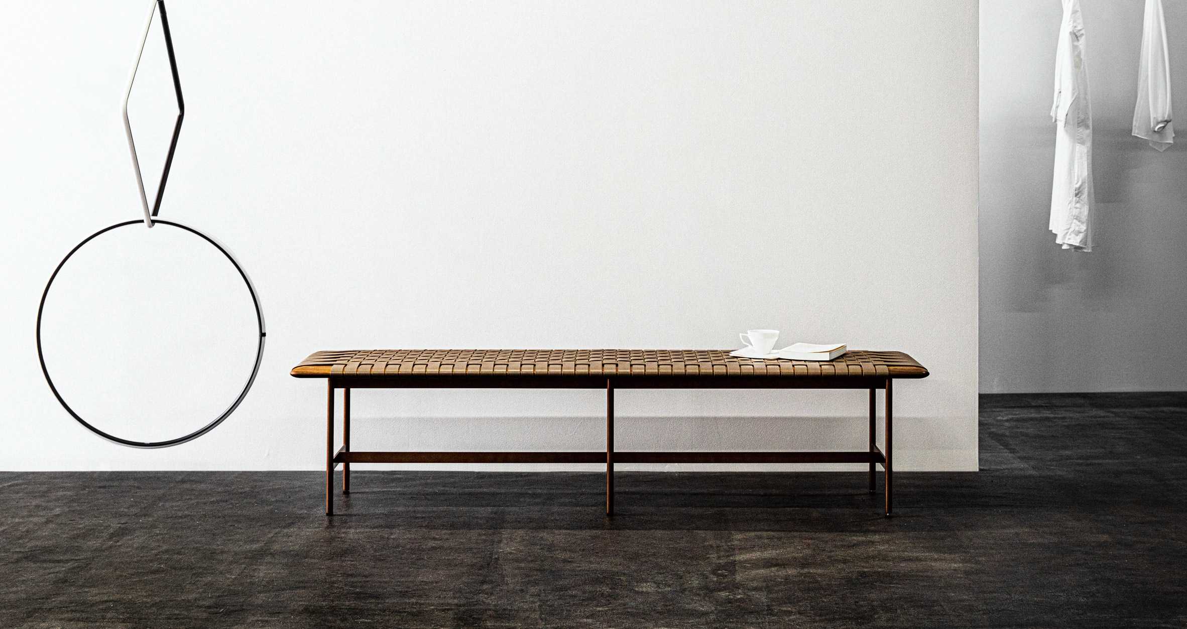 日本品牌的最新家具反映了木材和皮革之间的“和谐对话”