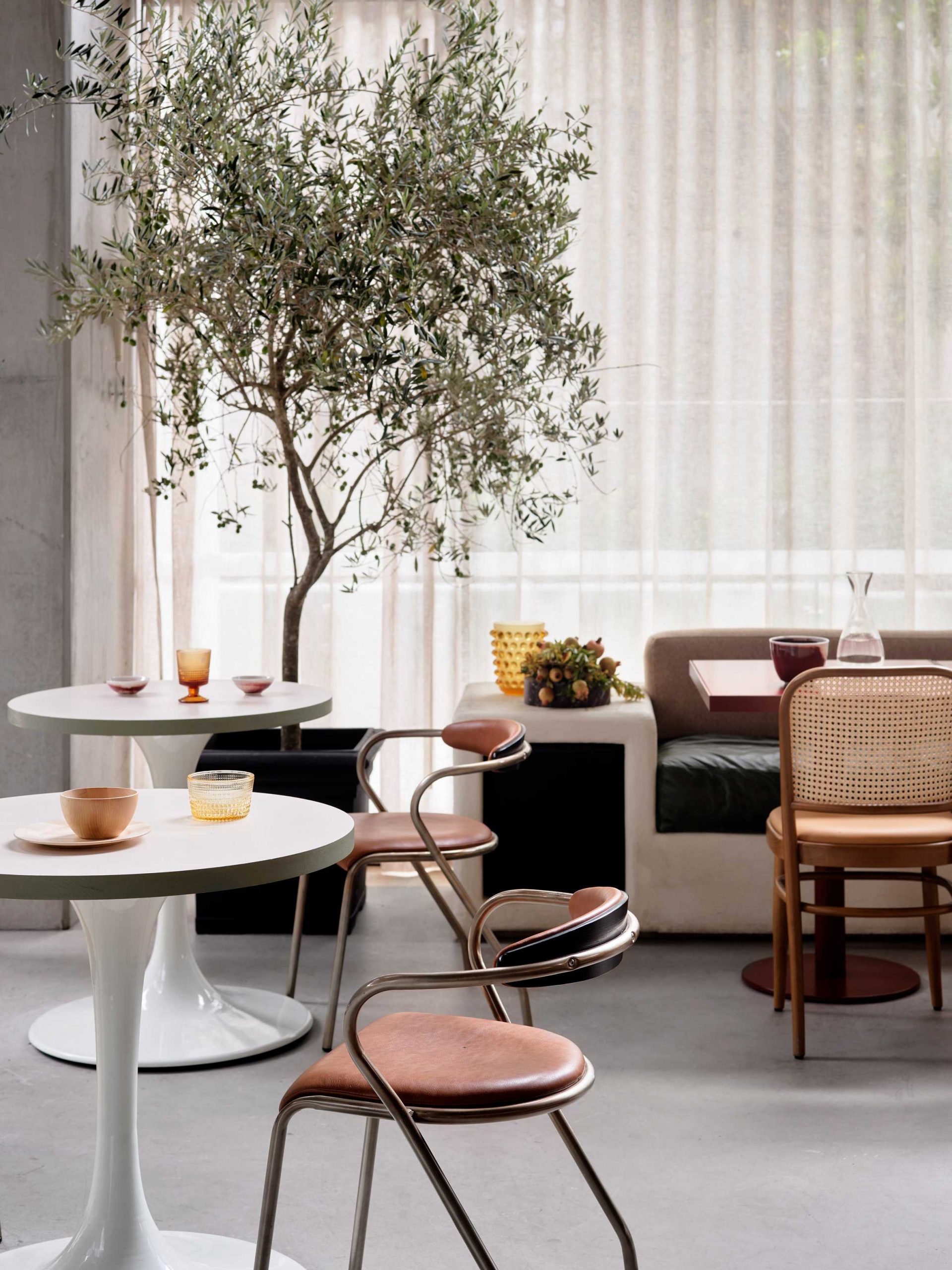 木材和藤条为悉尼Glorietta餐厅增添了温暖