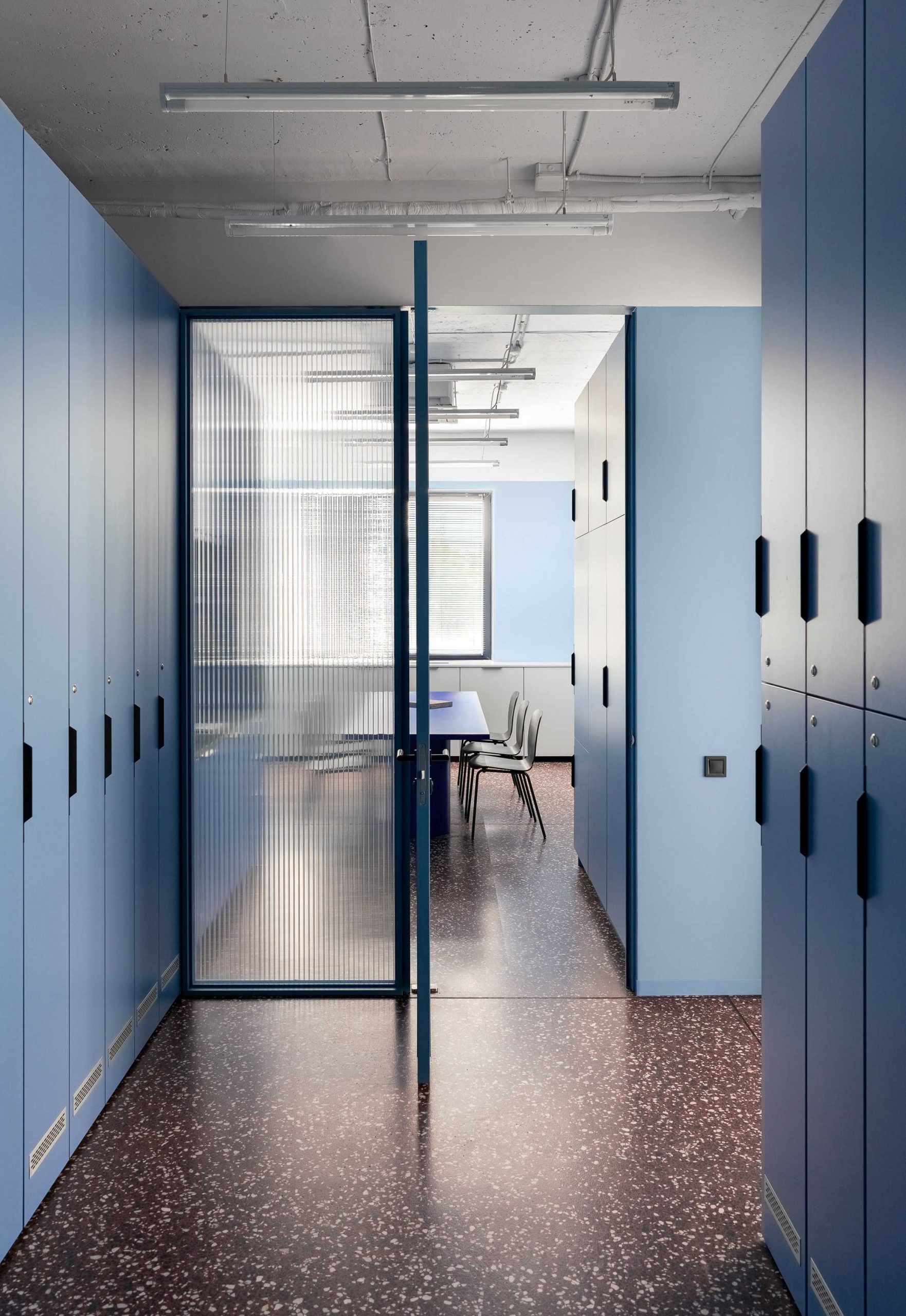 基辅的Kovalska办公室装饰有不起眼的建筑材料