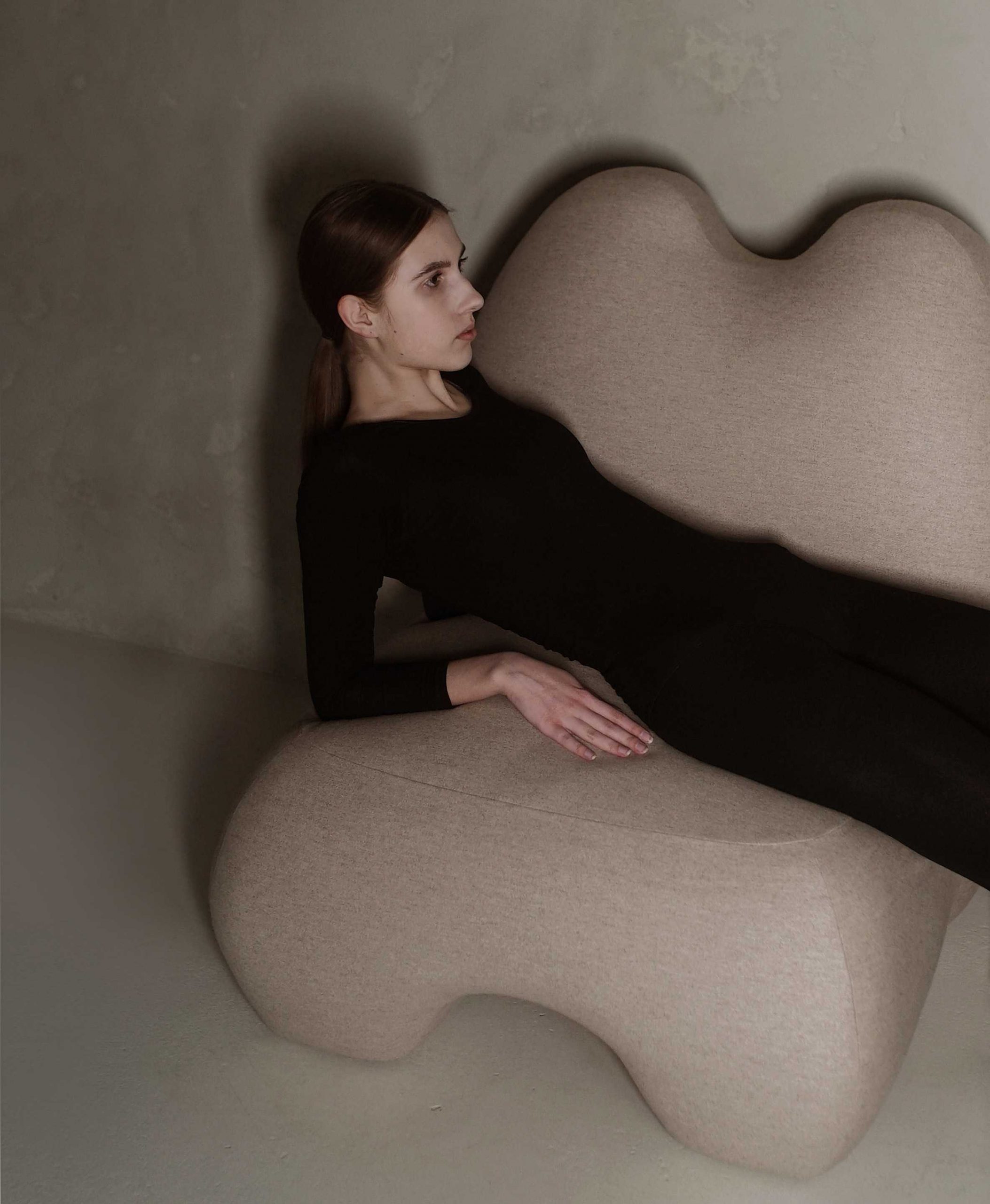 Faina的Domna扶手椅呼应古代女神雕塑的形式