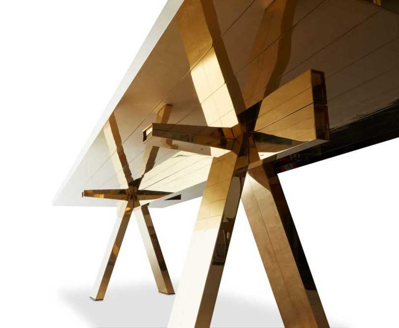 汤姆·迪克森（Tom Dixon）将餐桌变成坚固的黄铜雕塑