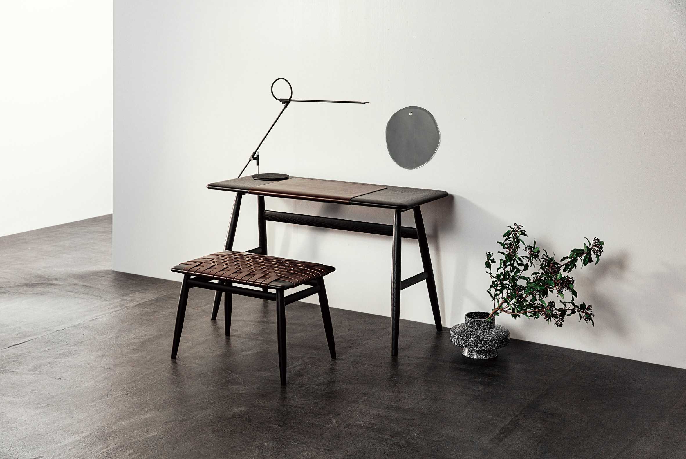 日本品牌的最新家具反映了木材和皮革之间的“和谐对话”