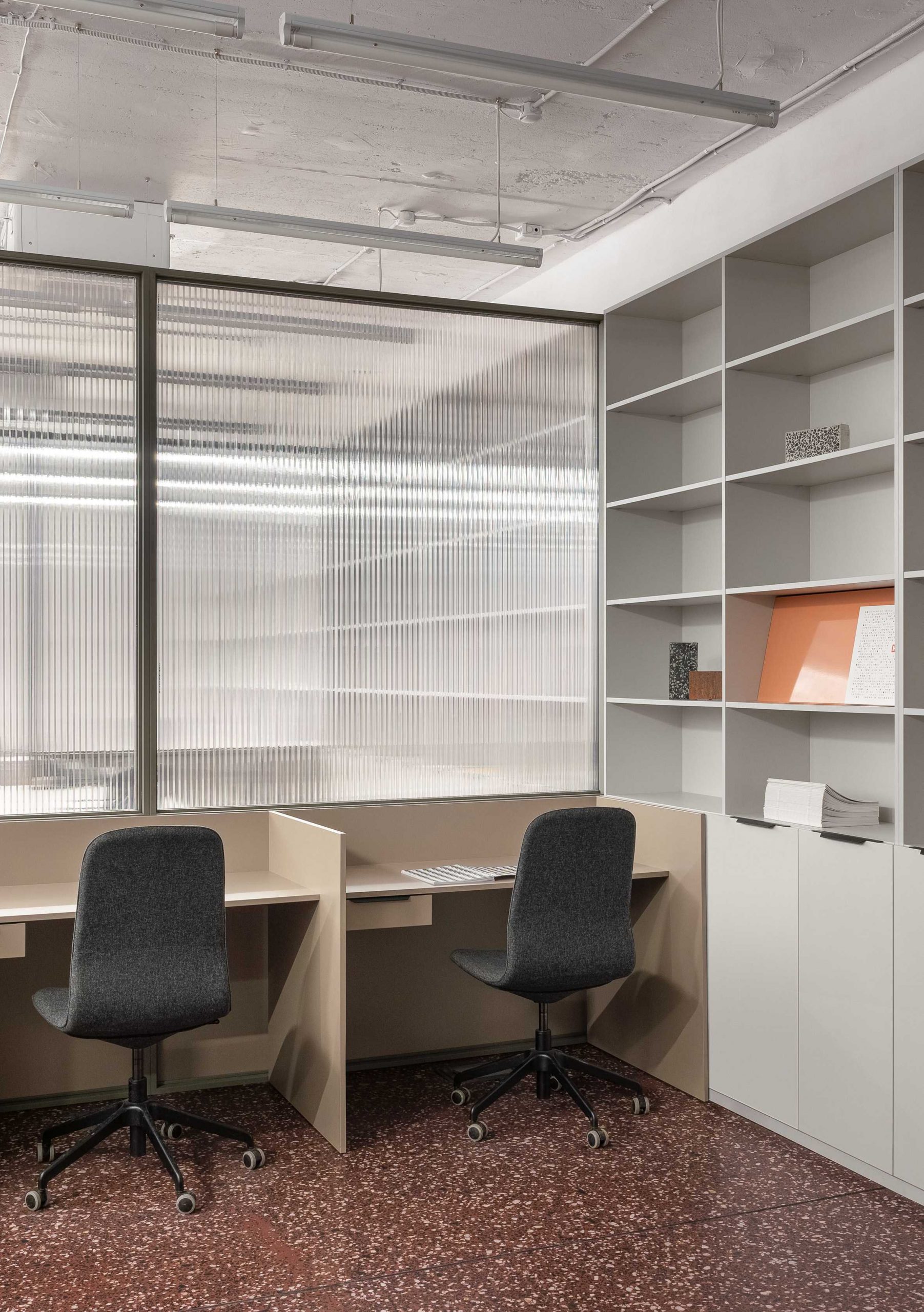 基辅的Kovalska办公室装饰有不起眼的建筑材料