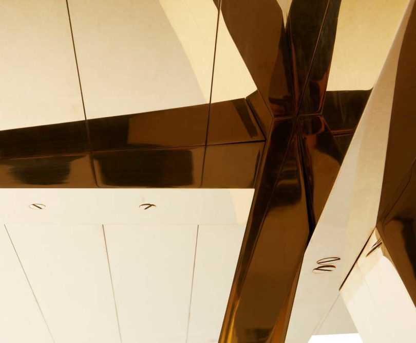 汤姆·迪克森（Tom Dixon）将餐桌变成坚固的黄铜雕塑