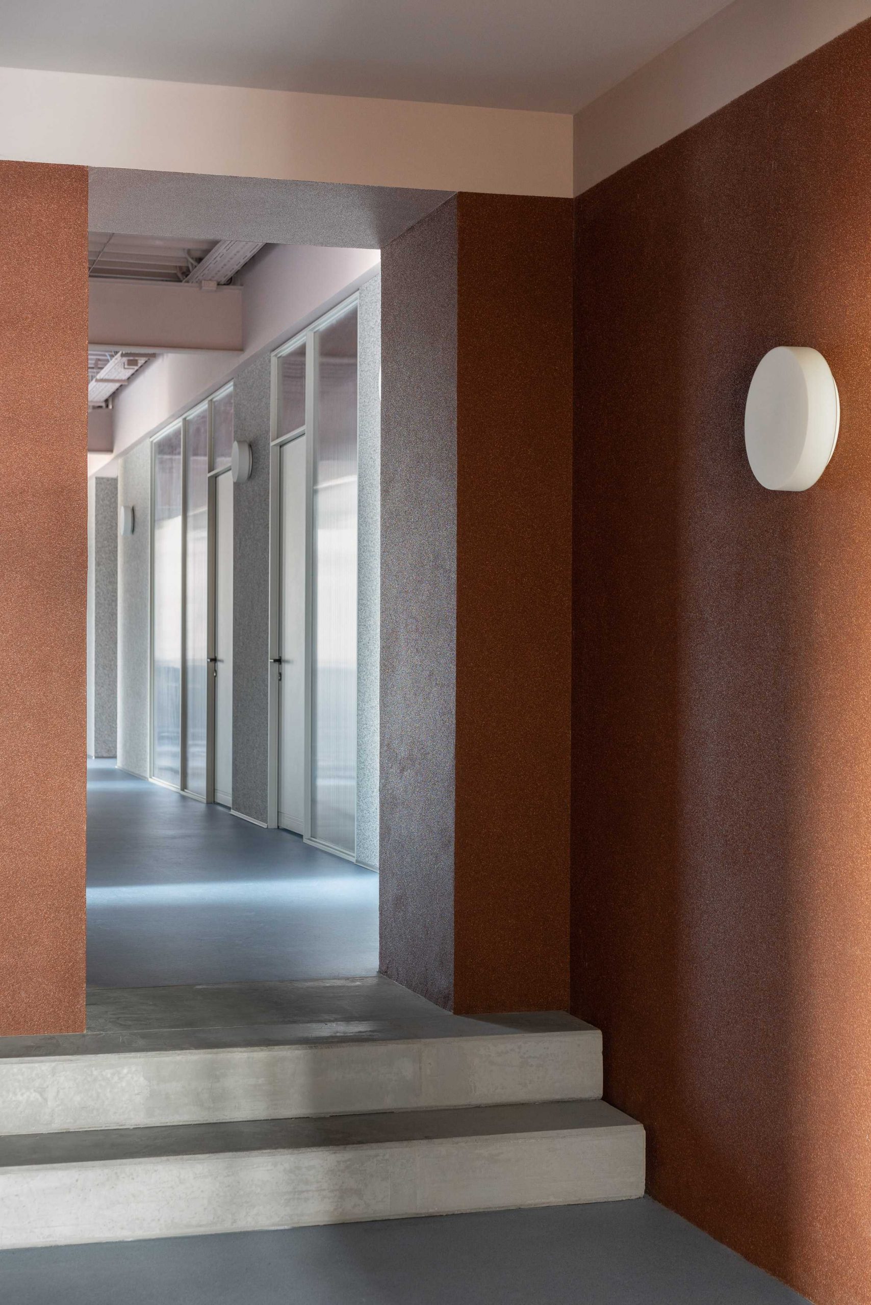 基辅的Kovalska办公室装饰有不起眼的建筑材料