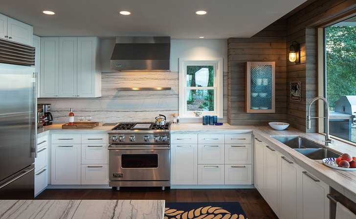 Heliotrope建筑师翻新了Orcas岛上的海滨度假胜地