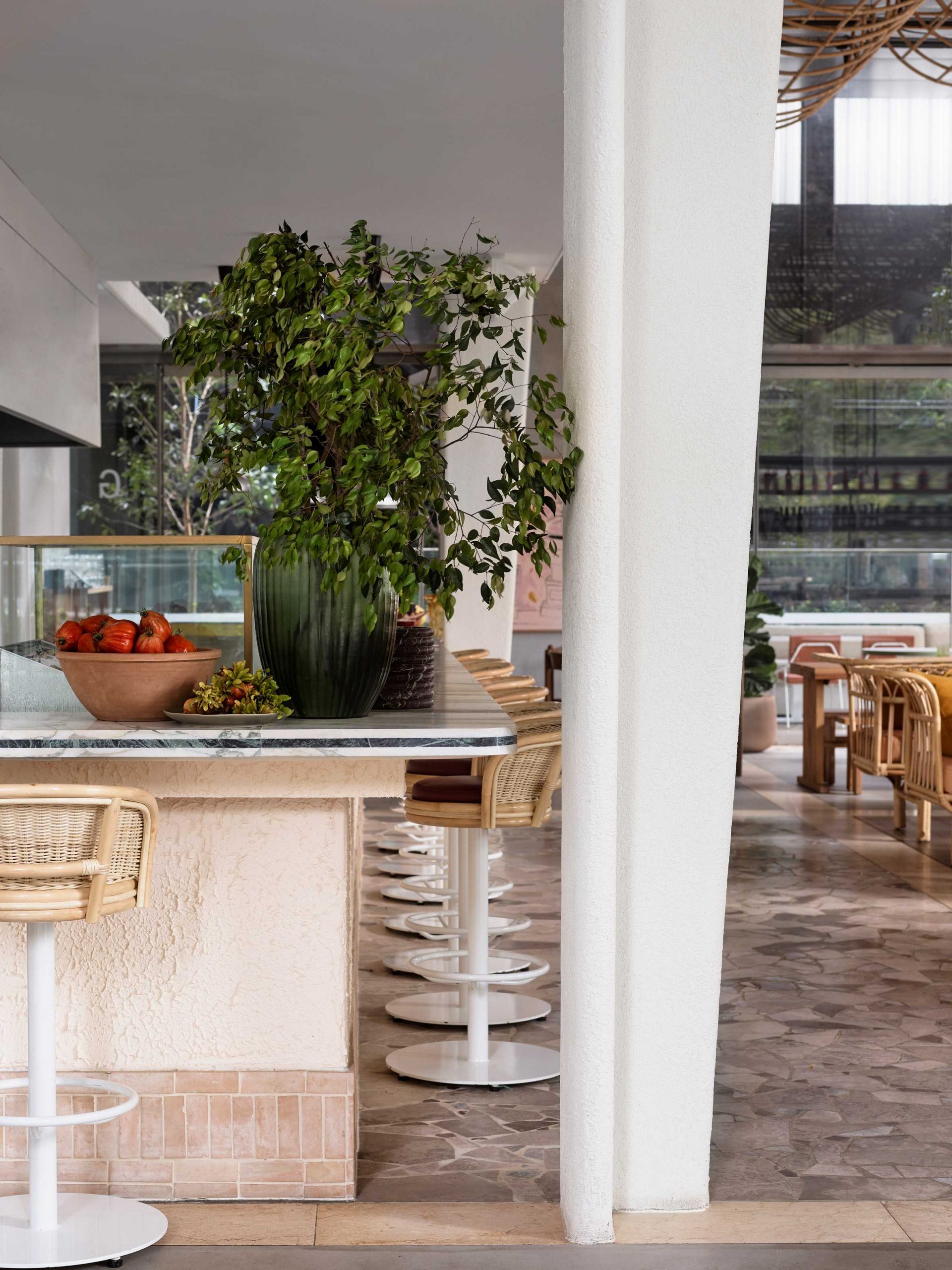 木材和藤条为悉尼Glorietta餐厅增添了温暖