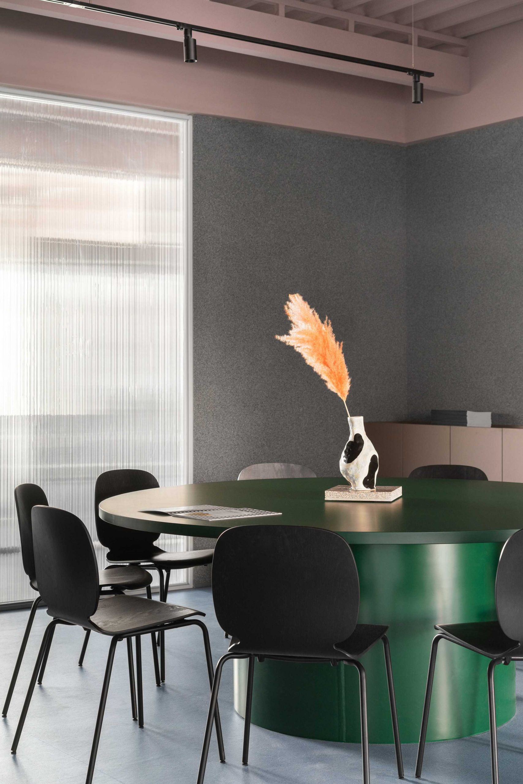 基辅的Kovalska办公室装饰有不起眼的建筑材料