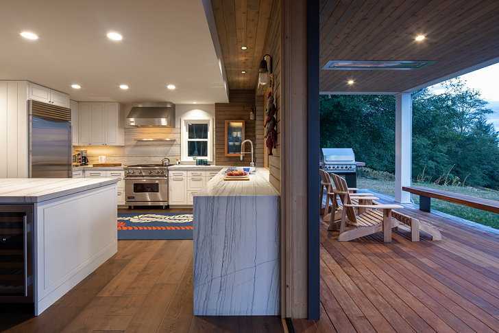 Heliotrope建筑师翻新了Orcas岛上的海滨度假胜地