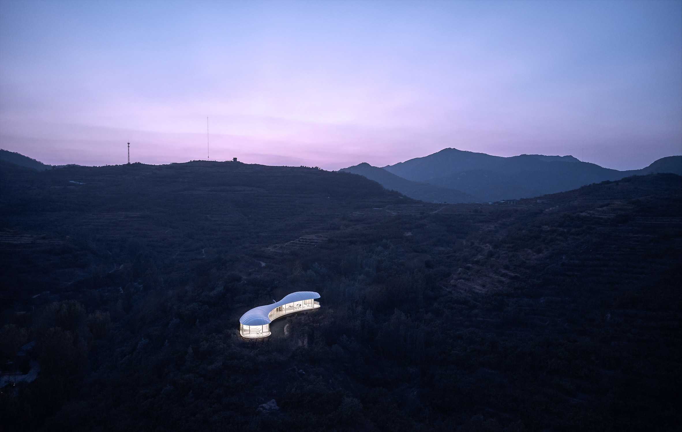 盘旋九女峰山上的“浮云”可欣赏泰山的全景