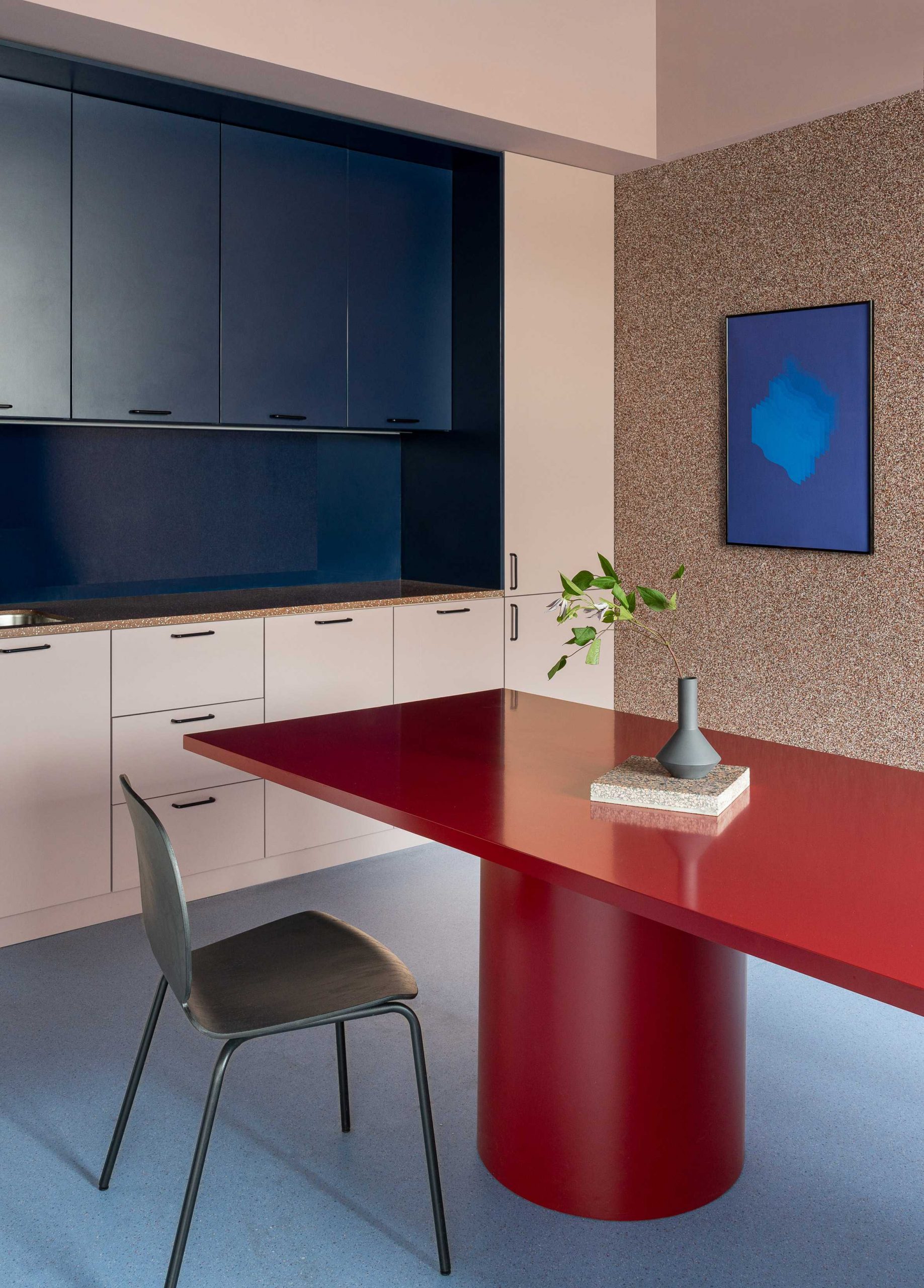 基辅的Kovalska办公室装饰有不起眼的建筑材料