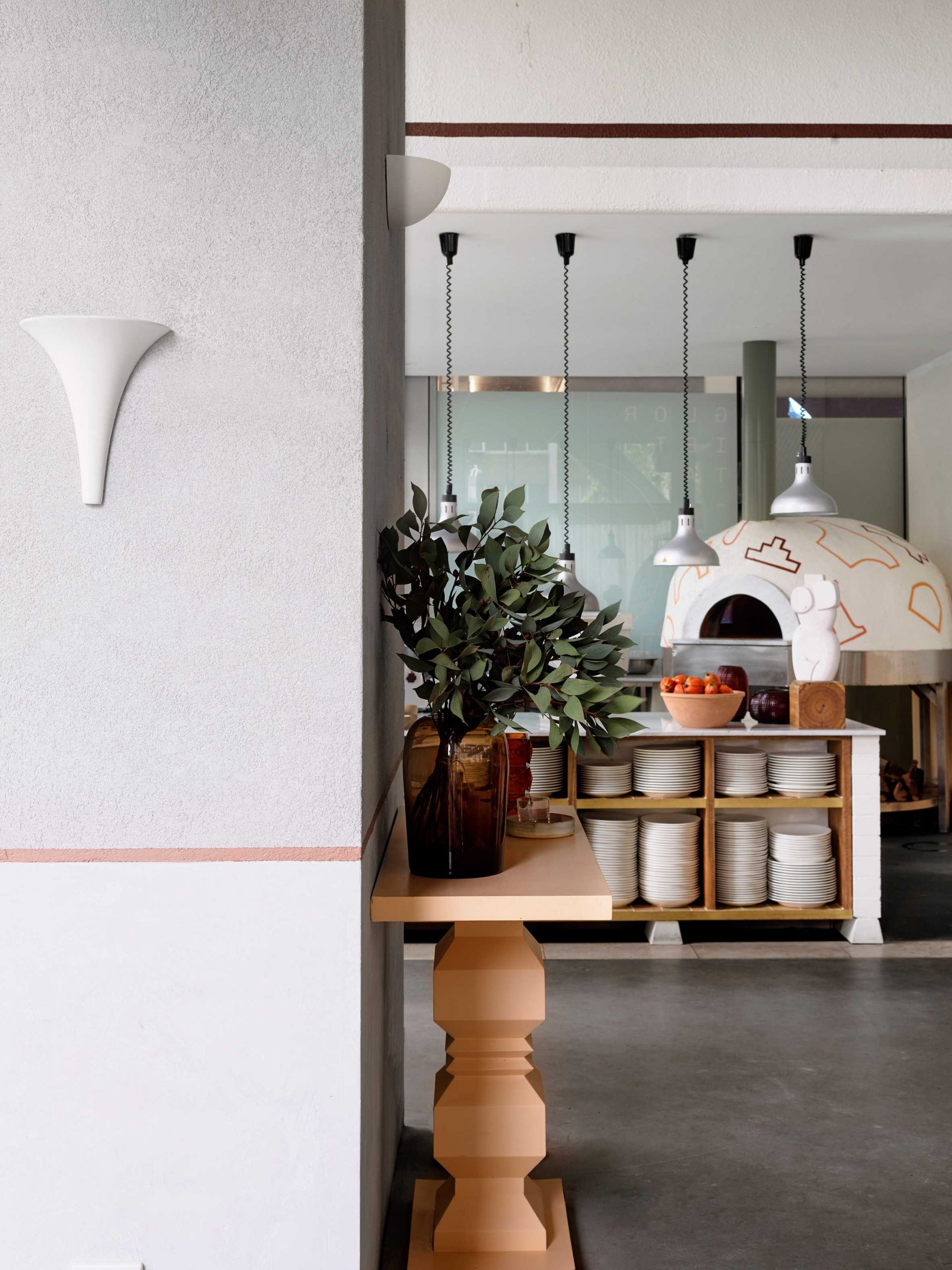 木材和藤条为悉尼Glorietta餐厅增添了温暖