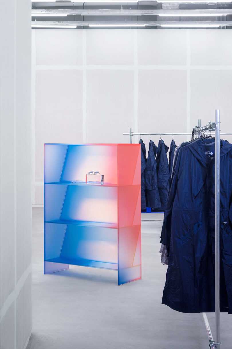 像彩虹一样反射光线的HALO系列家具