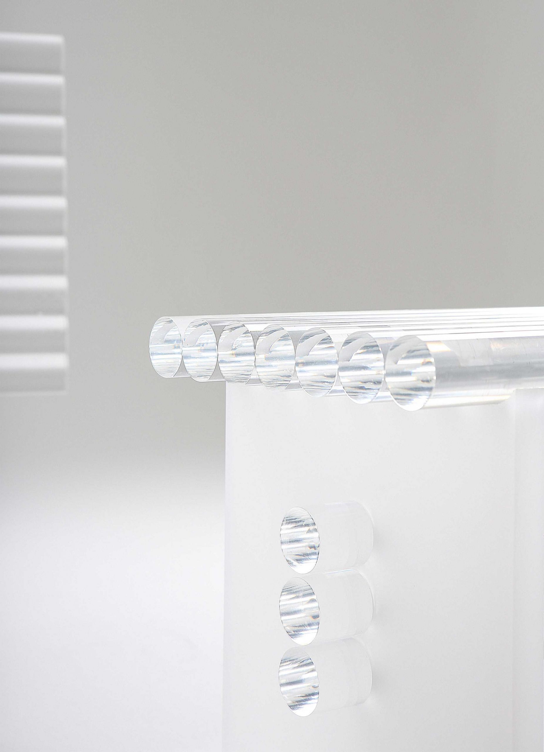 用一排排的亚克力圆杆制作的家具