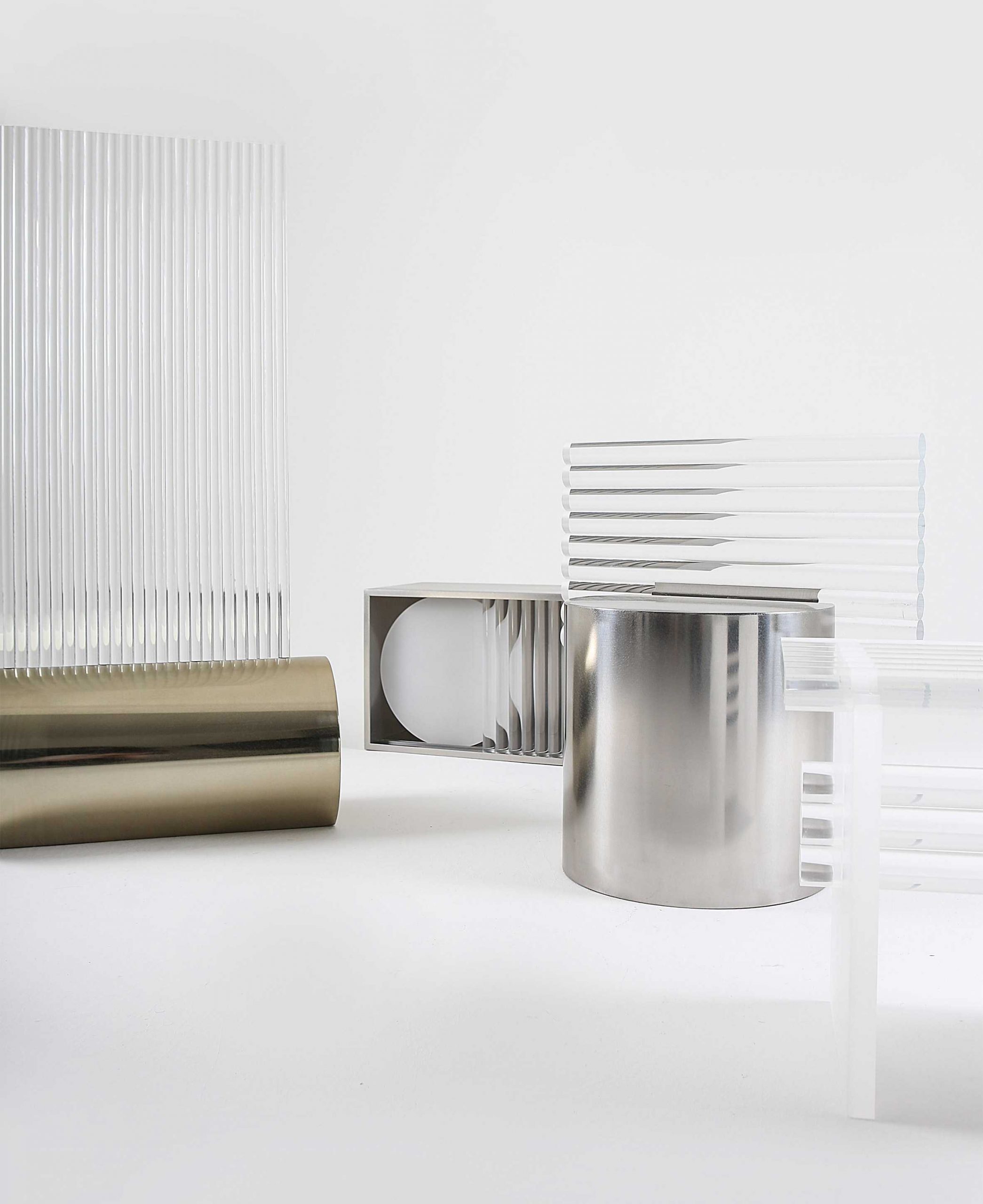 用一排排的亚克力圆杆制作的家具