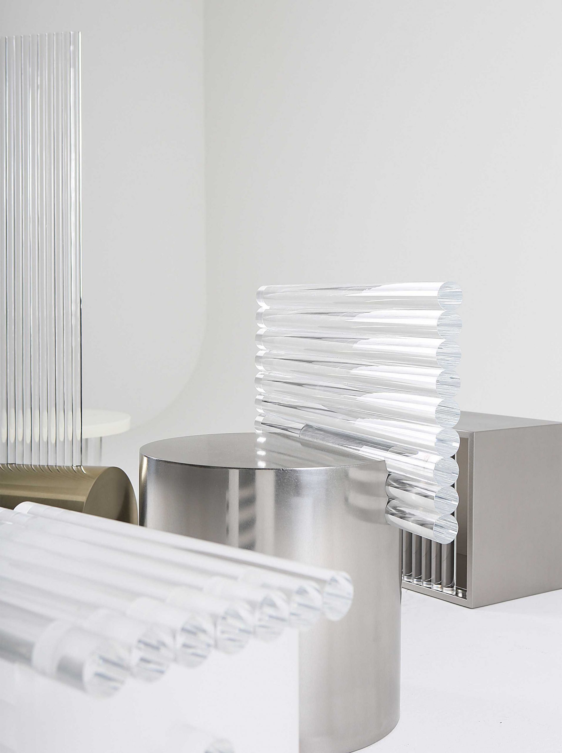 用一排排的亚克力圆杆制作的家具