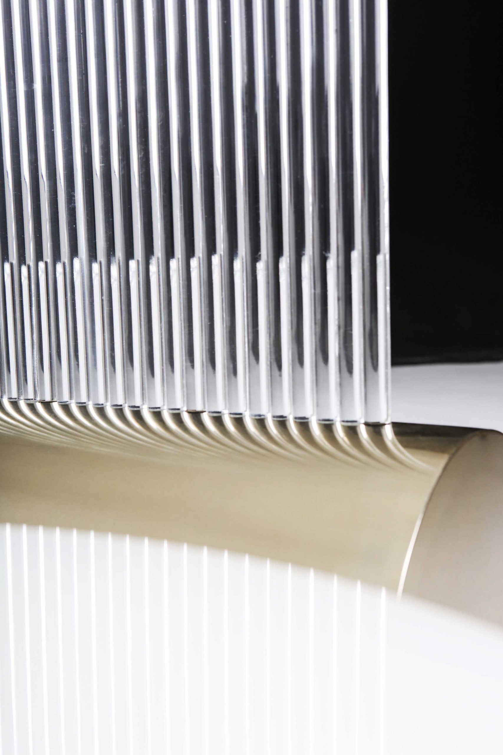 用一排排的亚克力圆杆制作的家具