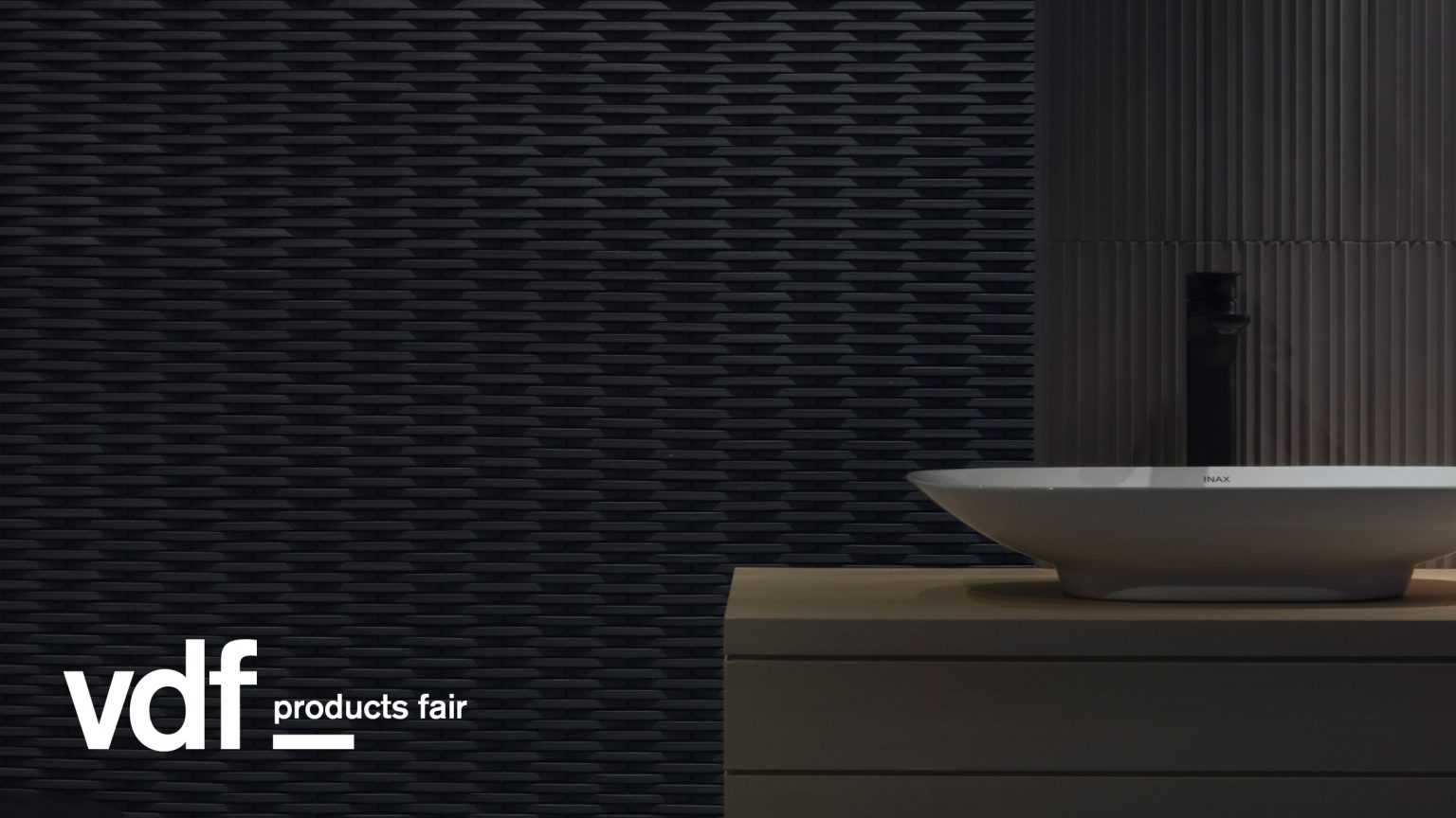 VDF产品展上INAX展示厅中的装饰瓷砖和独立式浴缸