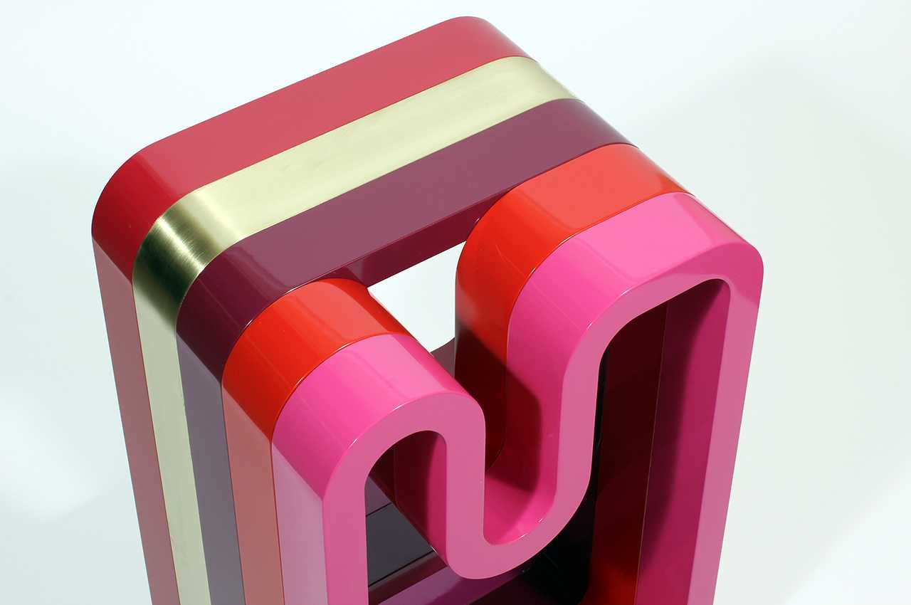 极简主义的环形边桌和环形架