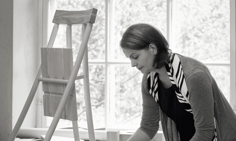 使用BASIC桌子系列增加您的聚会