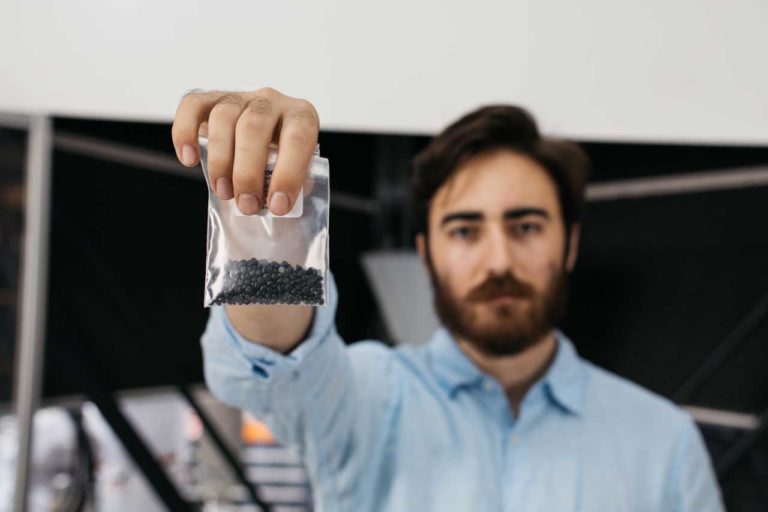 照明制造商LightArt将废物转化为单色吊灯