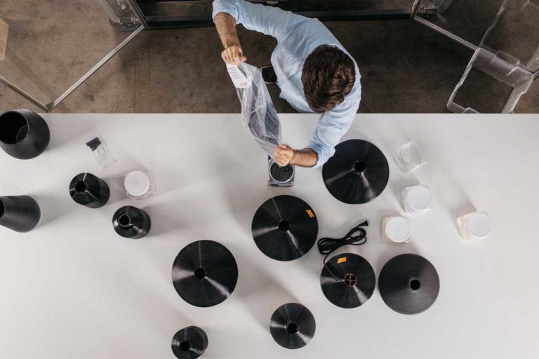 照明制造商LightArt将废物转化为单色吊灯