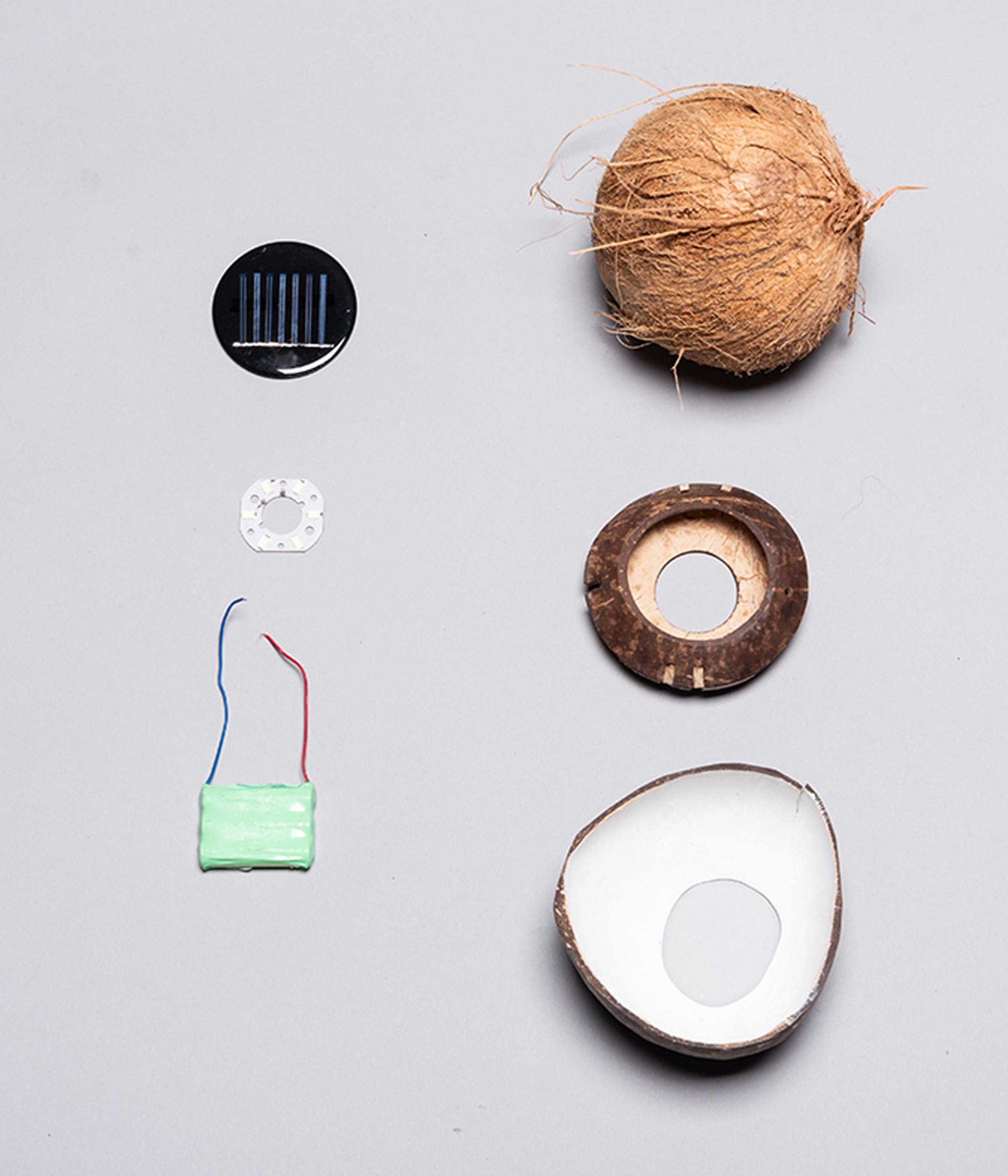 墨西哥学生用天然废料制造低成本太阳能灯