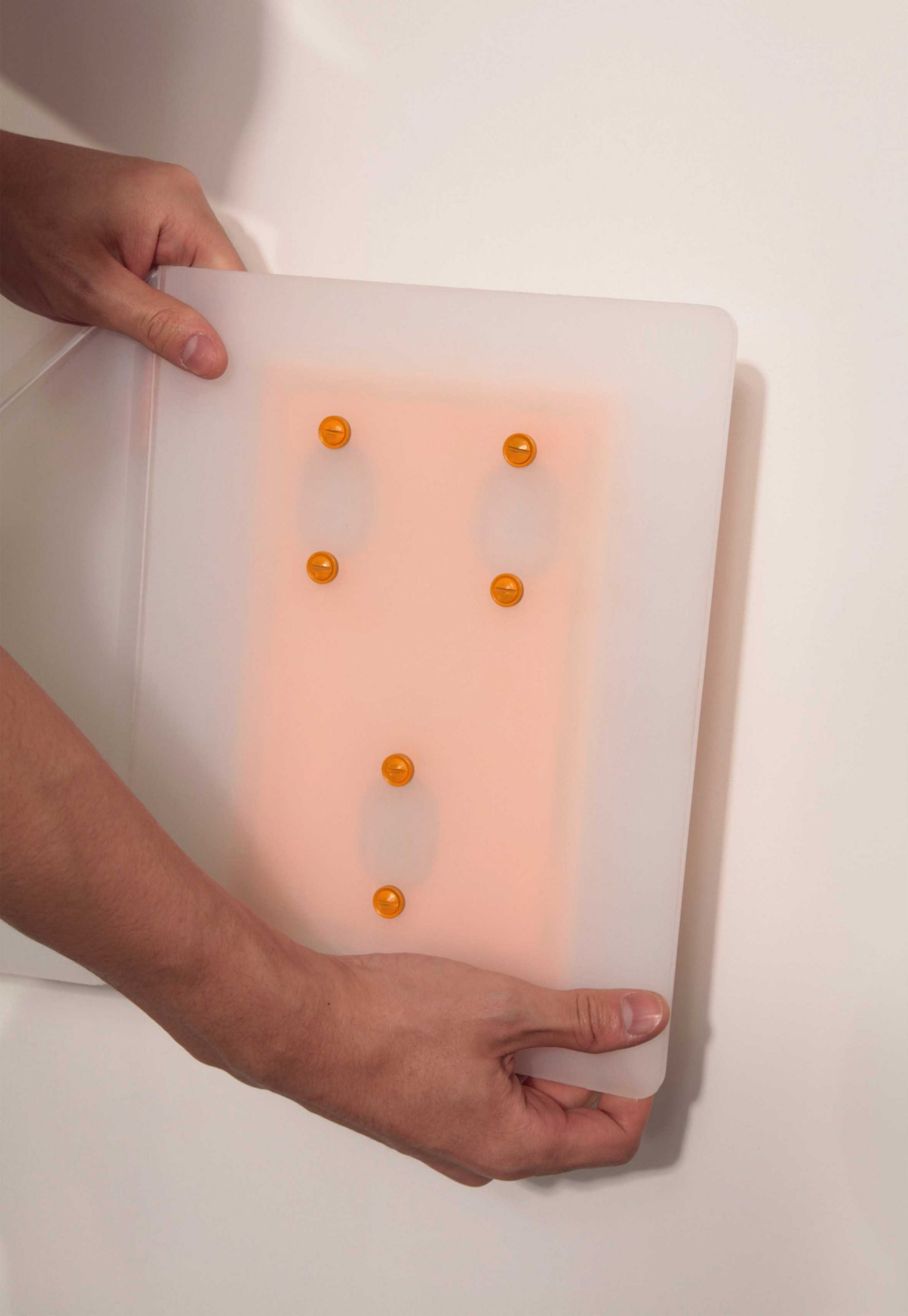 壁挂式Flair椅子从塑料便当盒中汲取灵感