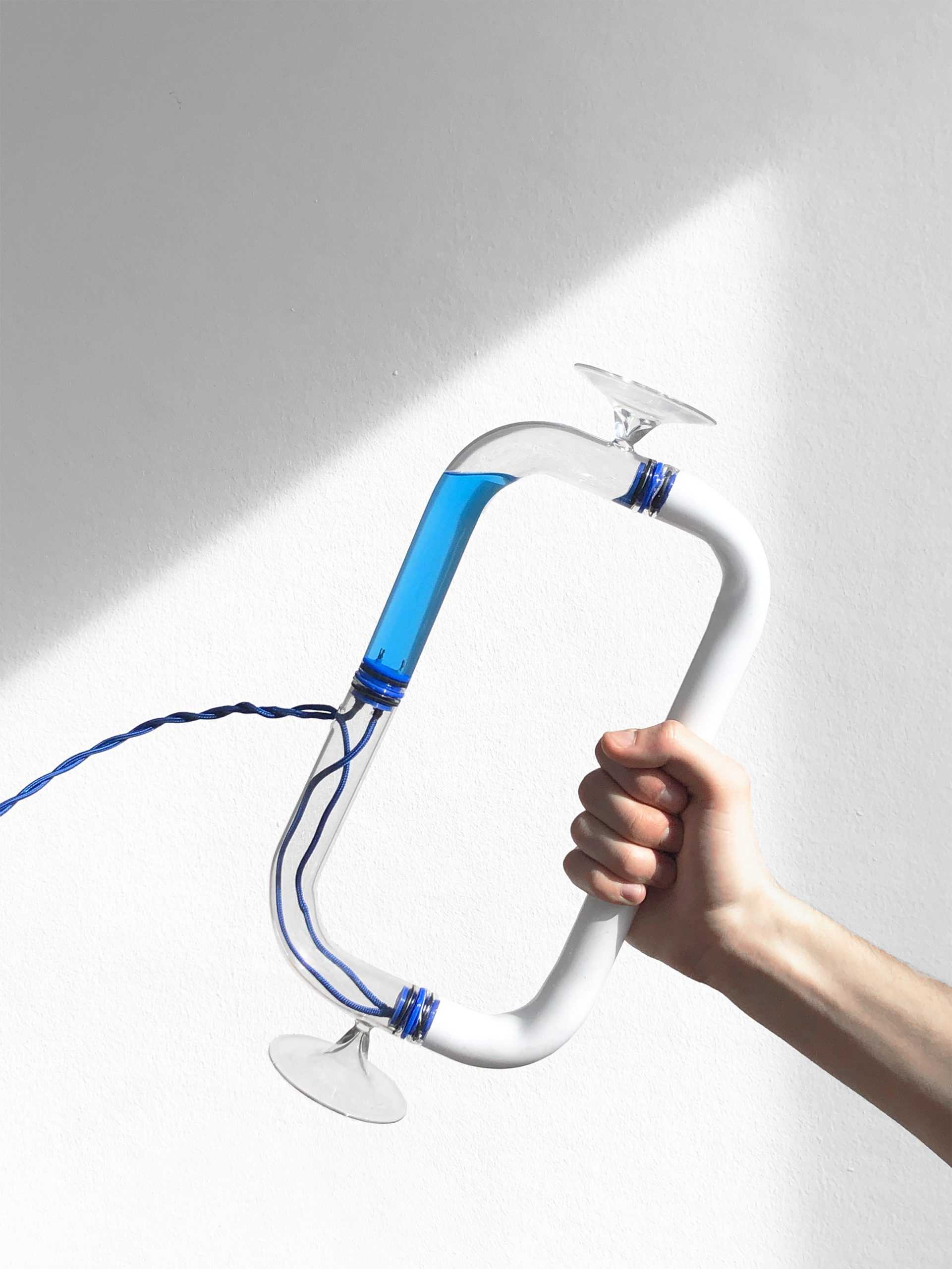 管状Circuiti Liquidi灯使用蓝色液体打开灯