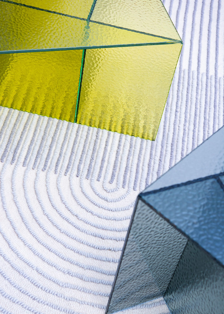 几何角度和玻璃设计结合的aspa桌子系列