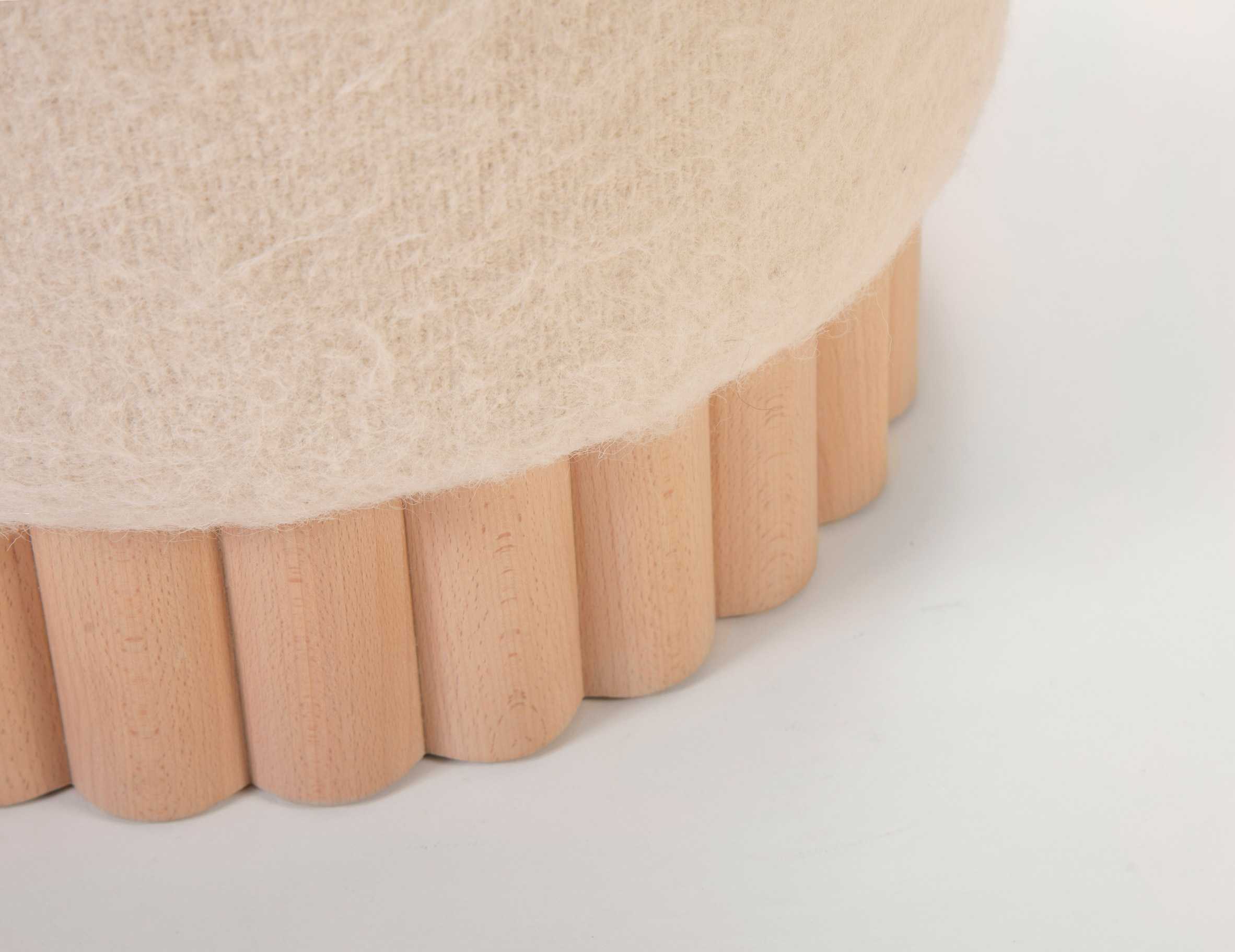 设计工作室Peca用榉木榫钉制造圆柱形家具