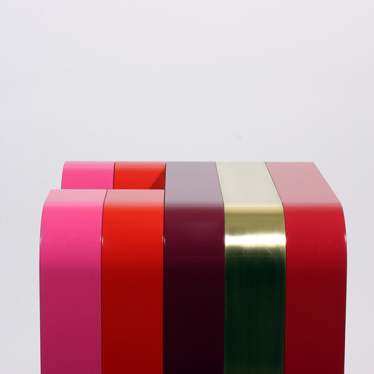 极简主义的环形边桌和环形架