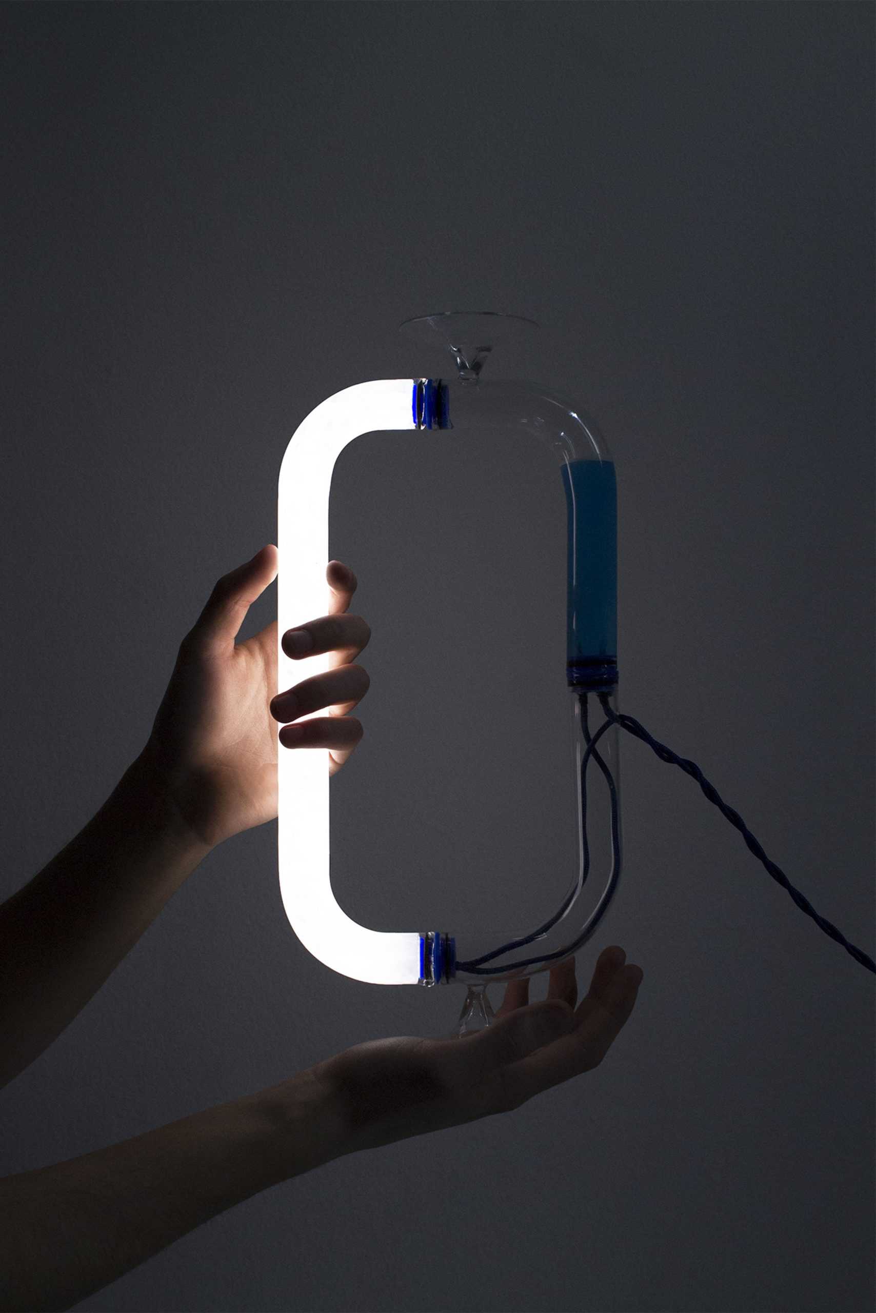 管状Circuiti Liquidi灯使用蓝色液体打开灯