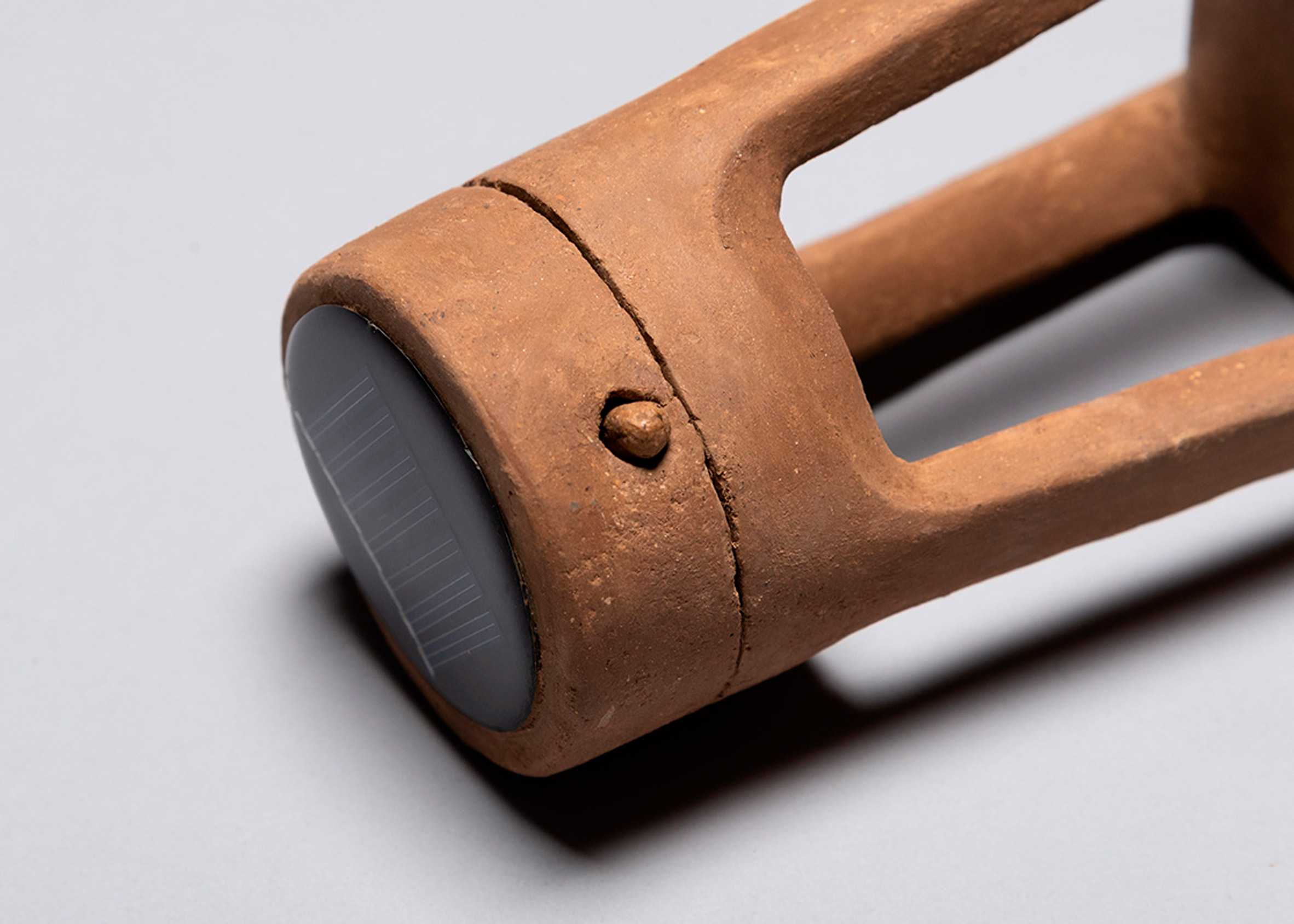 墨西哥学生用天然废料制造低成本太阳能灯