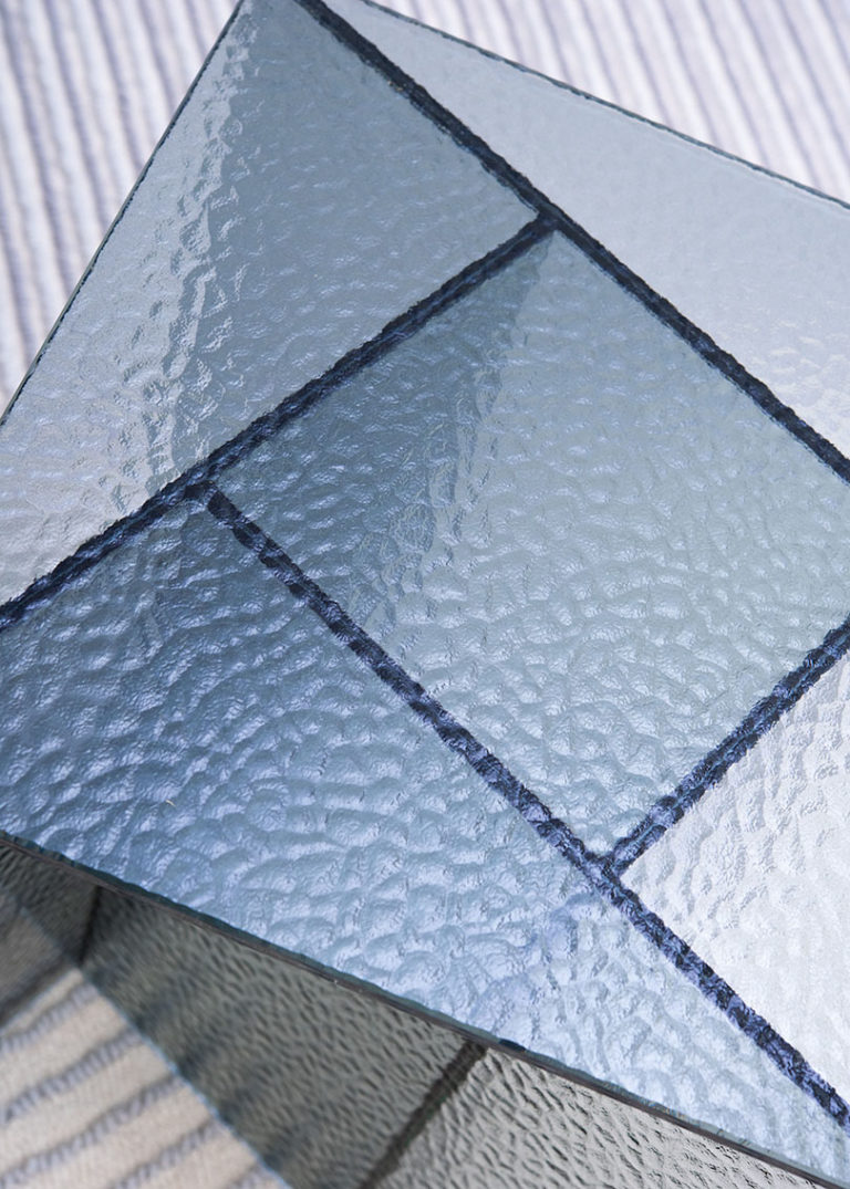 几何角度和玻璃设计结合的aspa桌子系列