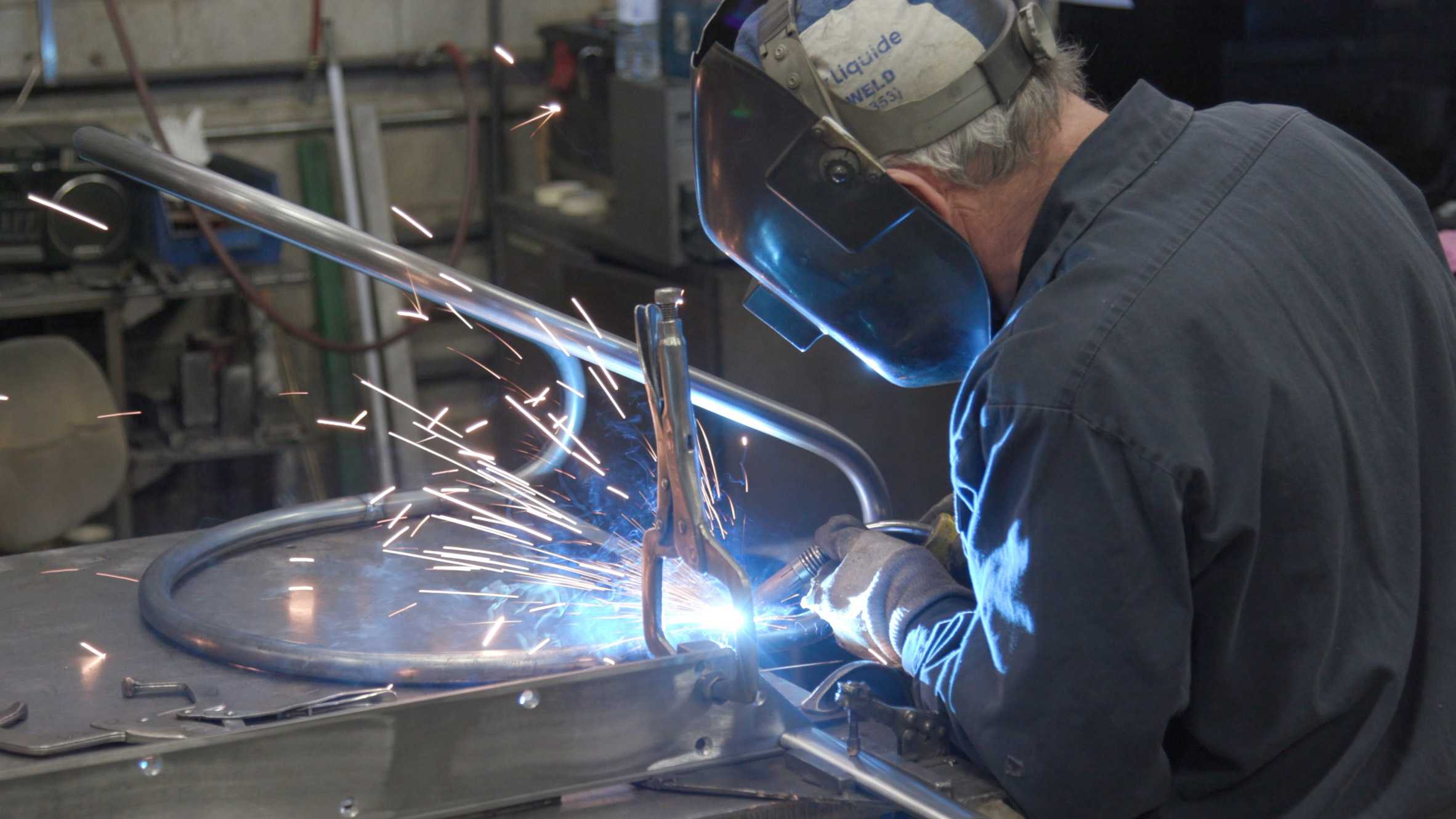 “简单而精致”的Division 12 弯曲金属家具