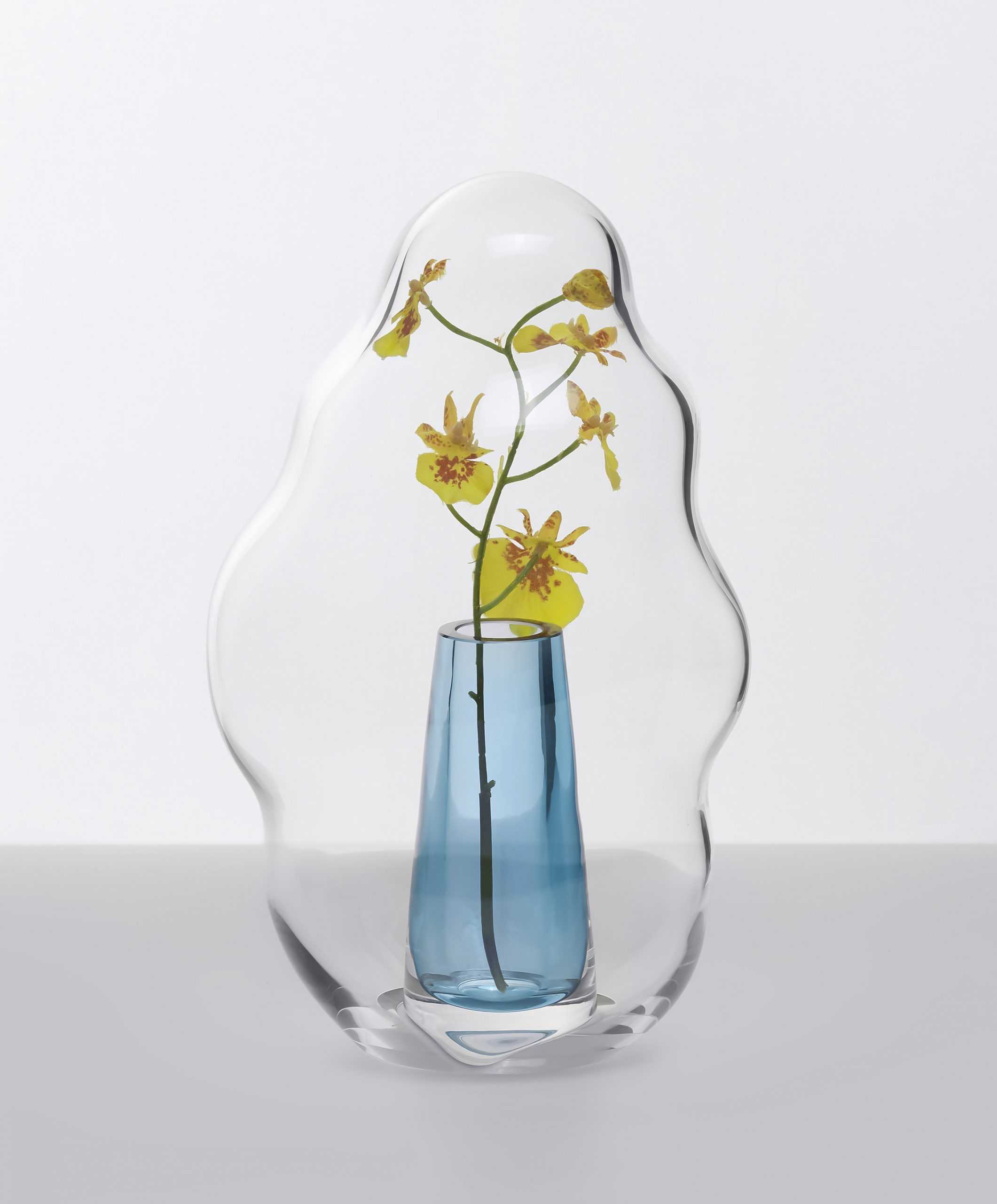 Yuhsien设计了玻璃“花帽”,以泡沫和麻糬为灵感