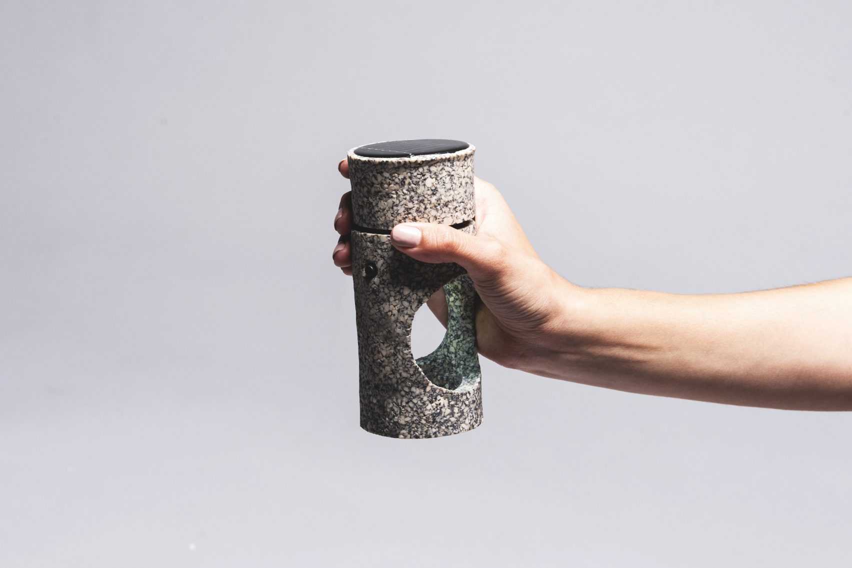 墨西哥学生用天然废料制造低成本太阳能灯