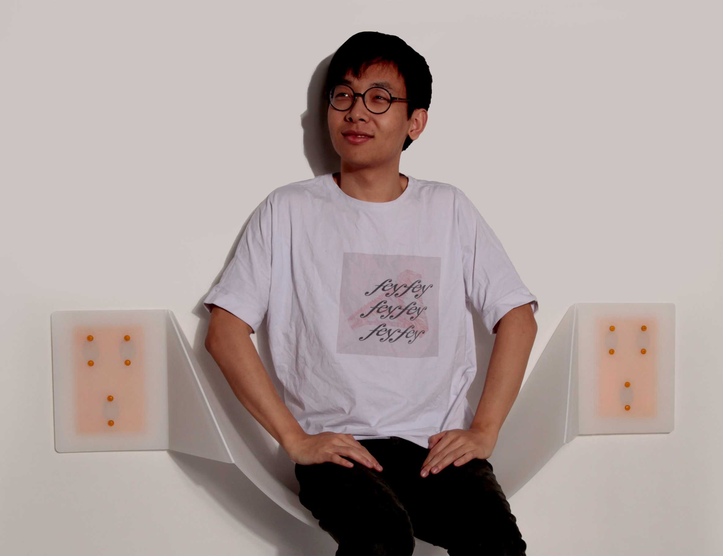 壁挂式Flair椅子从塑料便当盒中汲取灵感