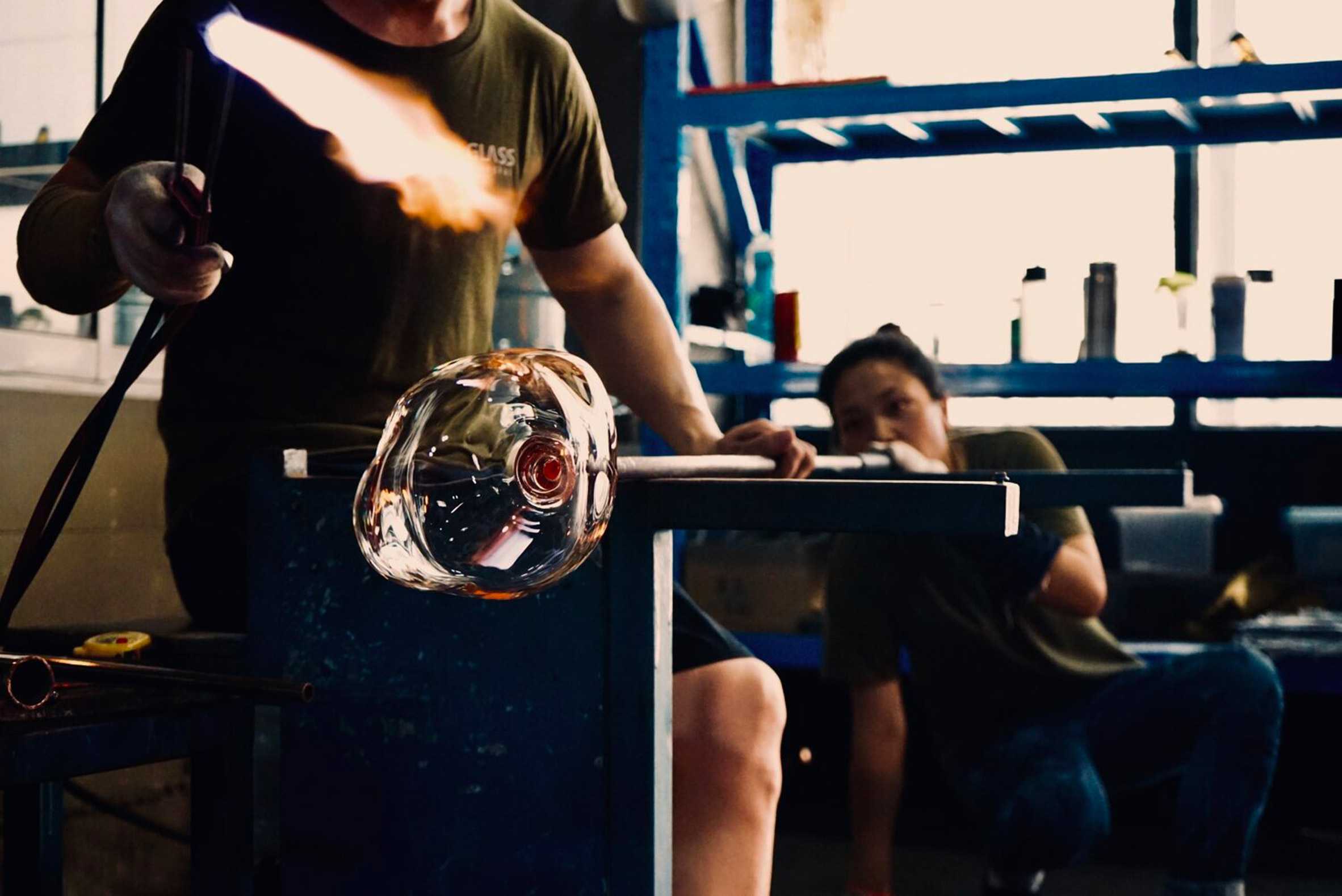 Yuhsien设计了玻璃“花帽”,以泡沫和麻糬为灵感