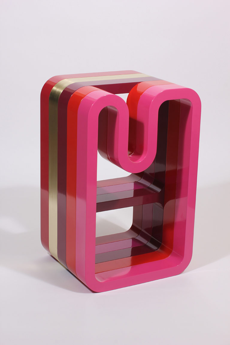 极简主义的环形边桌和环形架