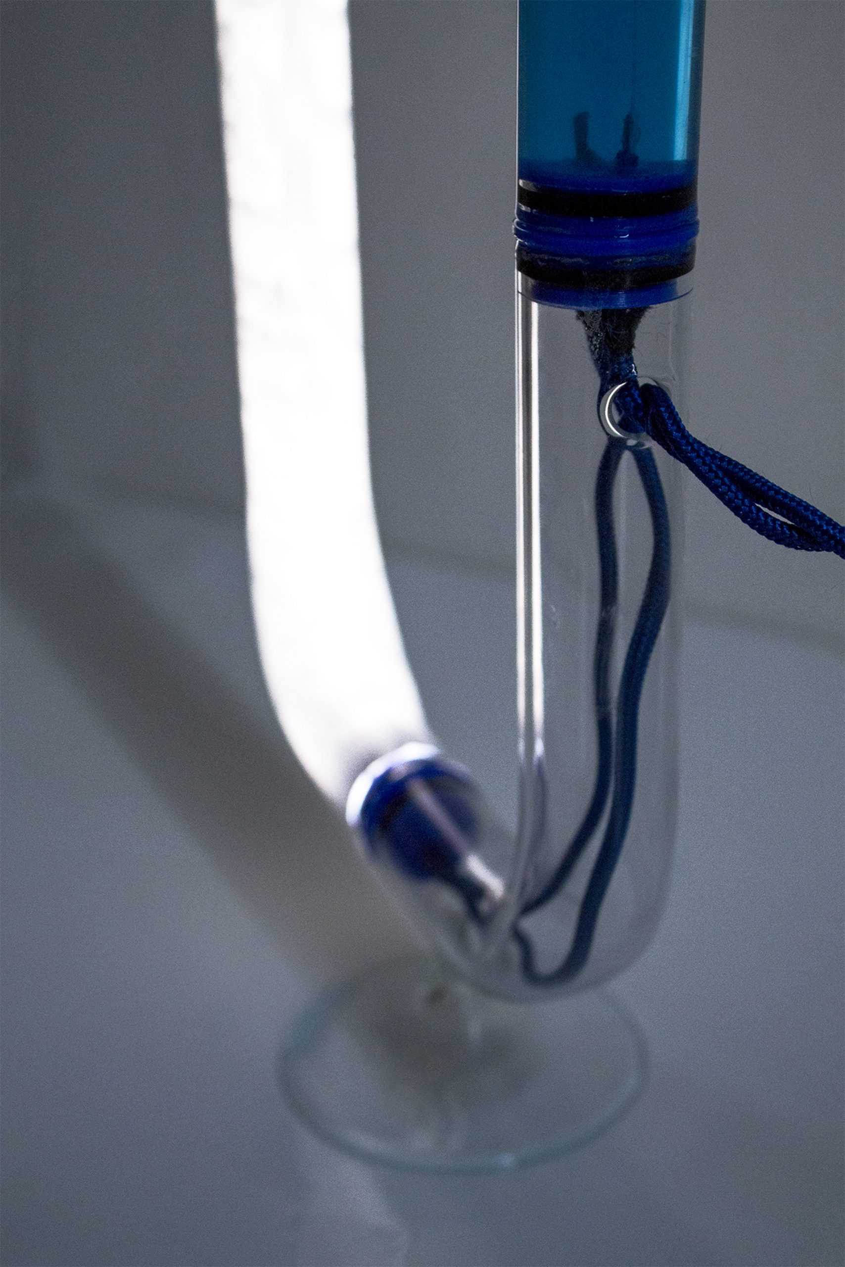 管状Circuiti Liquidi灯使用蓝色液体打开灯