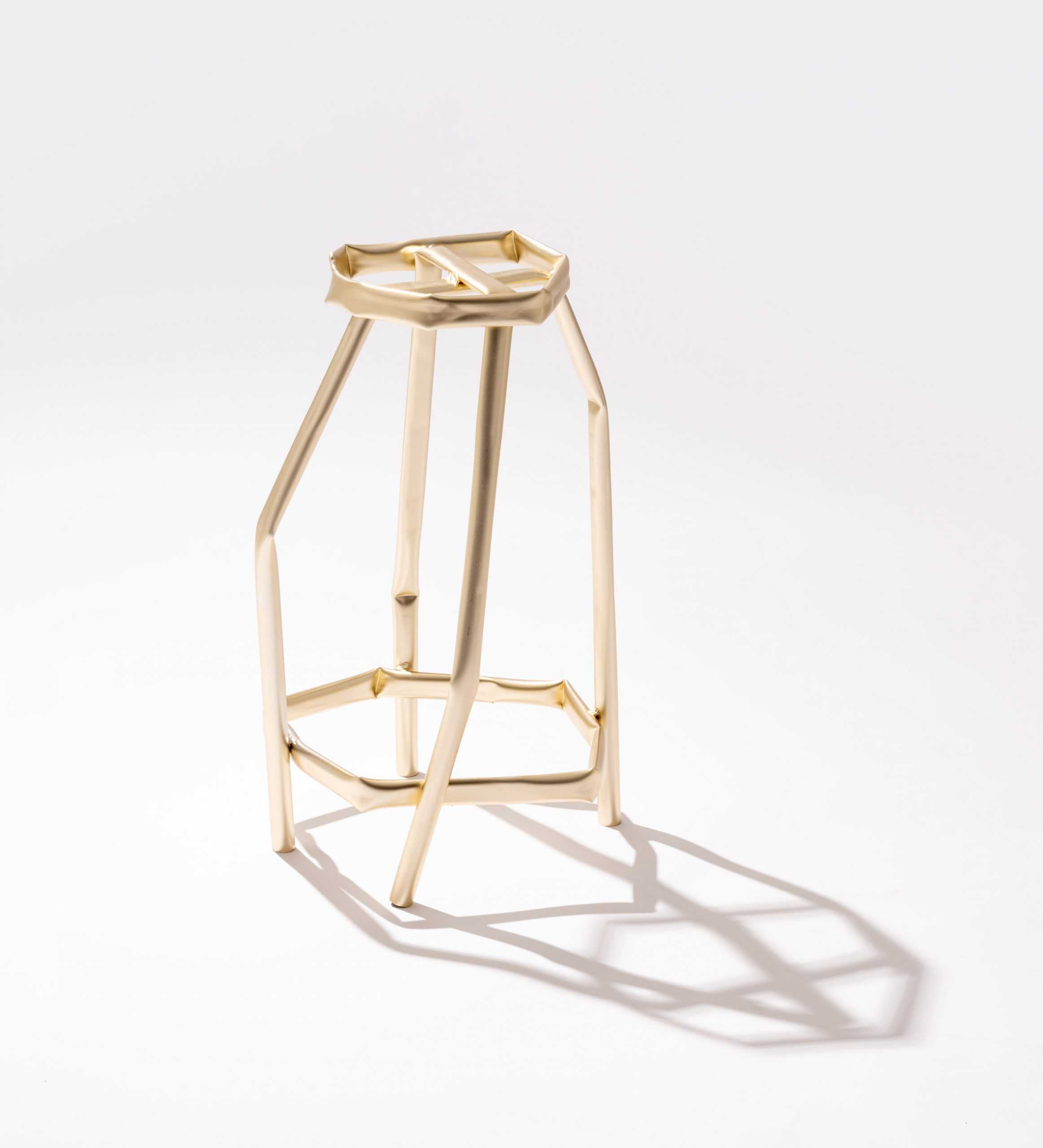 设计师Yeon Jinyeong旨在通过铝阳极氧化家具系列表达“矛盾之美”